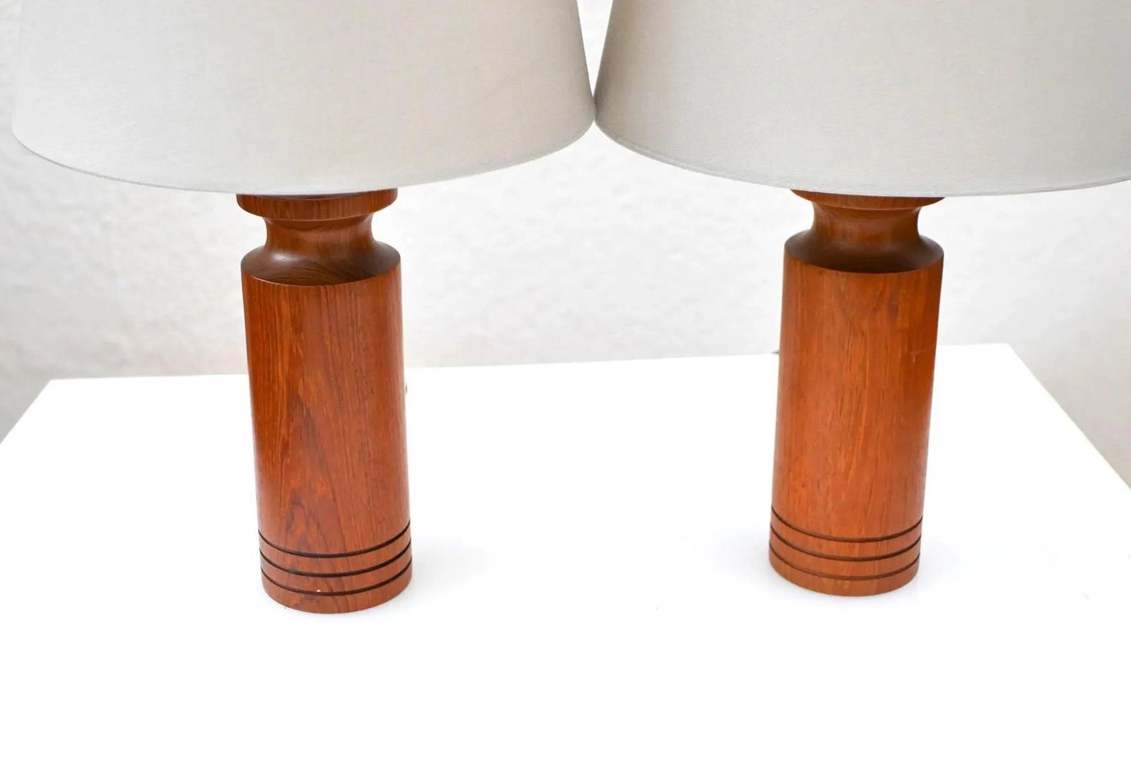 Grote mid-century modern Deense teakhouten tafellamp, set van 2 photo Verlichting