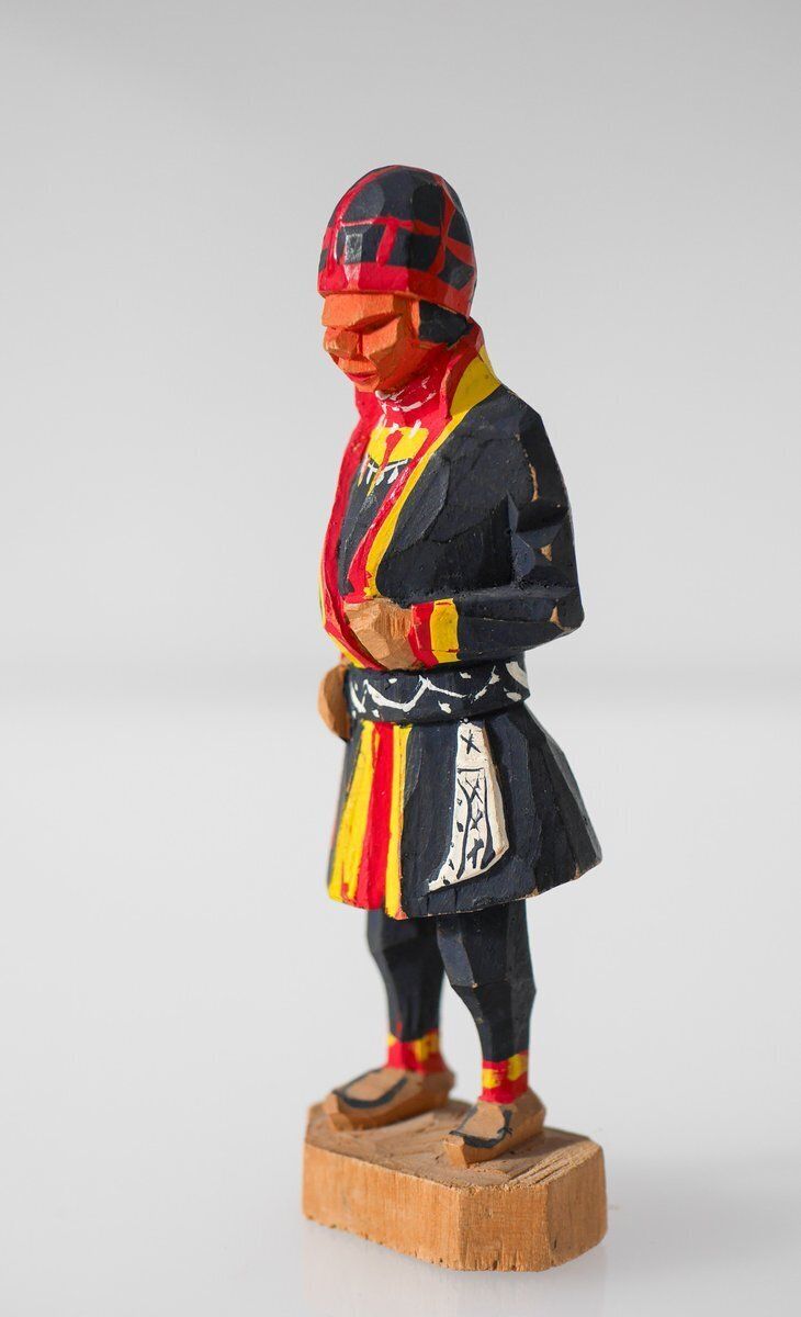 Midden 20e eeuw Scandinavisch traditioneel handgesneden Saami-figuur van Georg Jonsson, jaren 1950