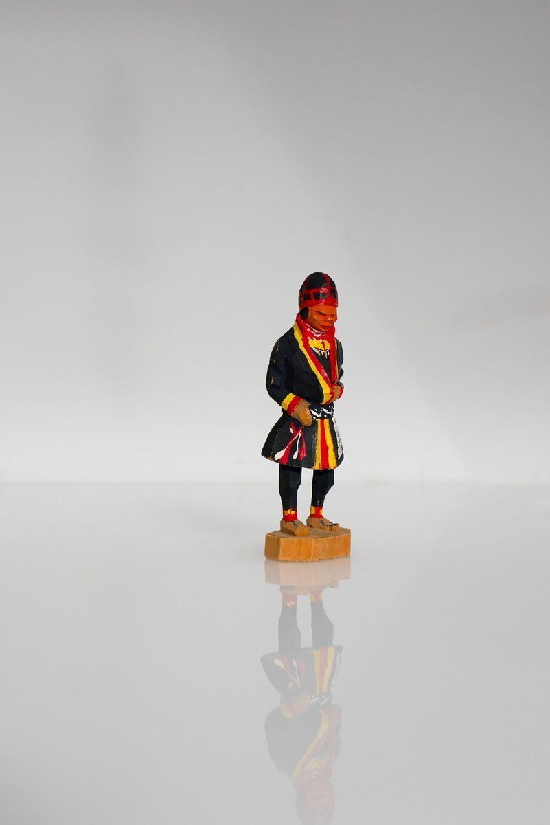 Midden 20e eeuw Scandinavisch traditioneel handgesneden Saami-figuur van Georg Jonsson, jaren 1950 photo furniture
