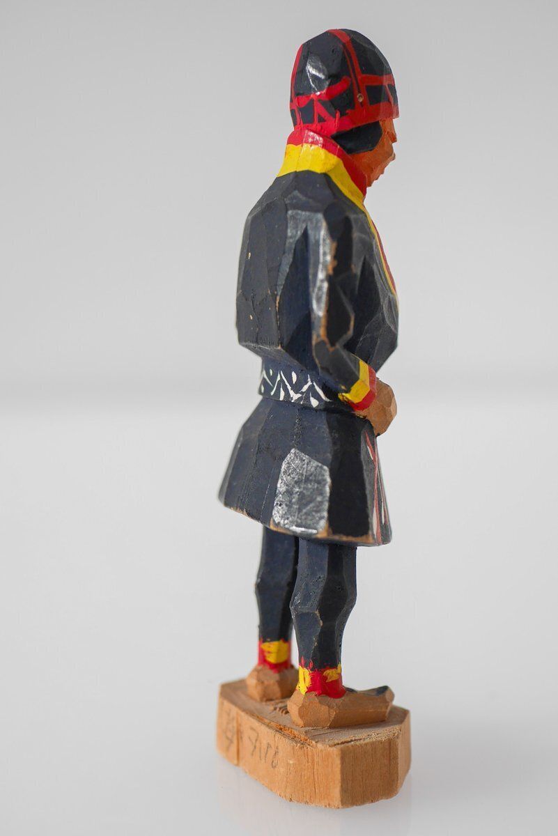 Midden 20e eeuw Scandinavisch traditioneel handgesneden Saami-figuur van Georg Jonsson, jaren 1950 photo vinterior