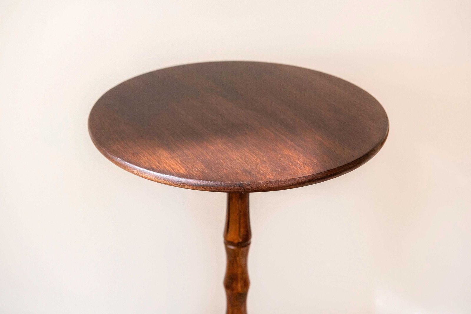Table à vin d'époque en bois   Table d'appoint tripode faux bambou   Table d'appoint ronde anglaise photo 211.0