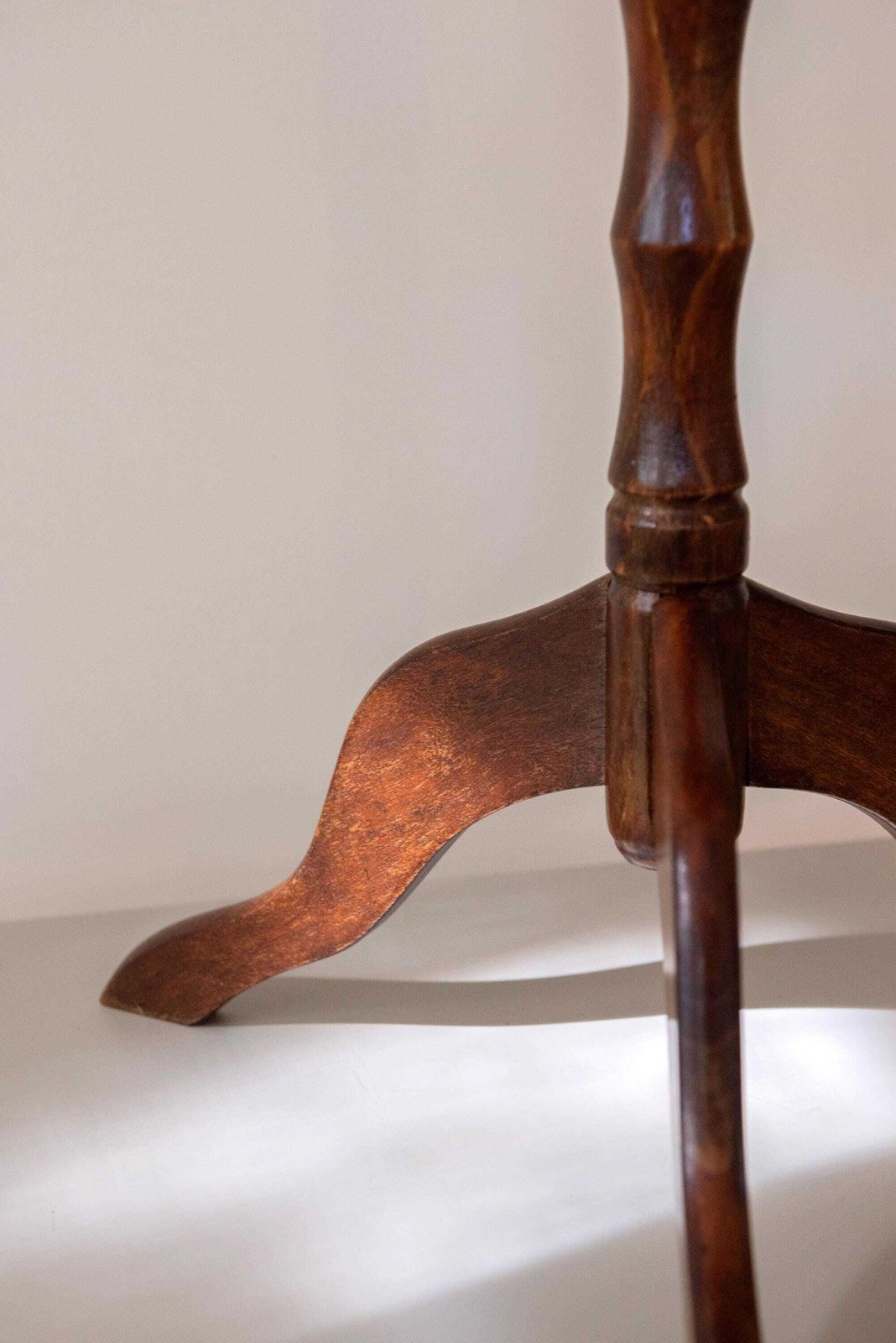 photo furniture Table à vin d'époque en bois   Table d'appoint tripode faux bambou   Table d'appoint ronde anglaise