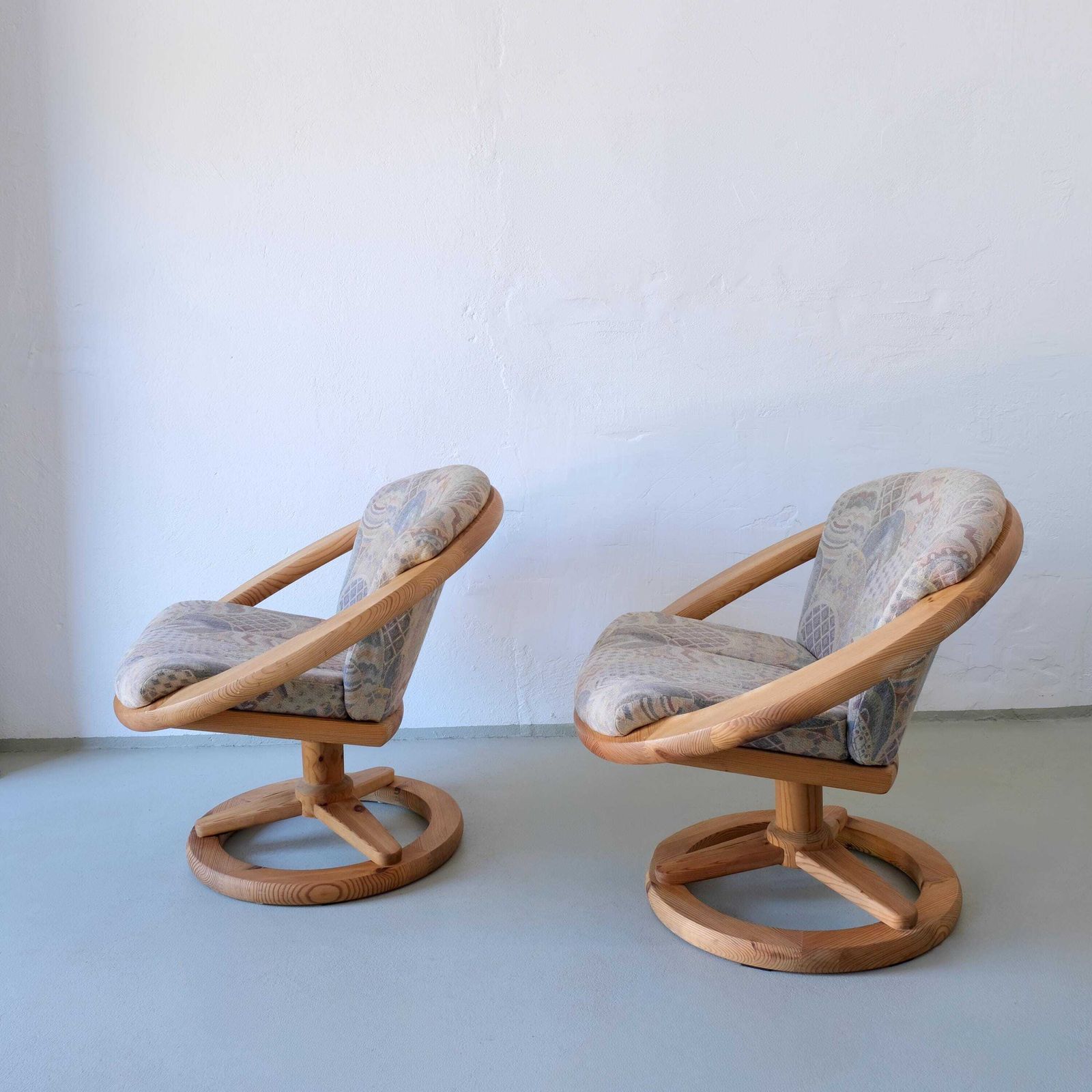 2 Scandinavaanse Grenen Draaistoelen | 1980s. photo furniture