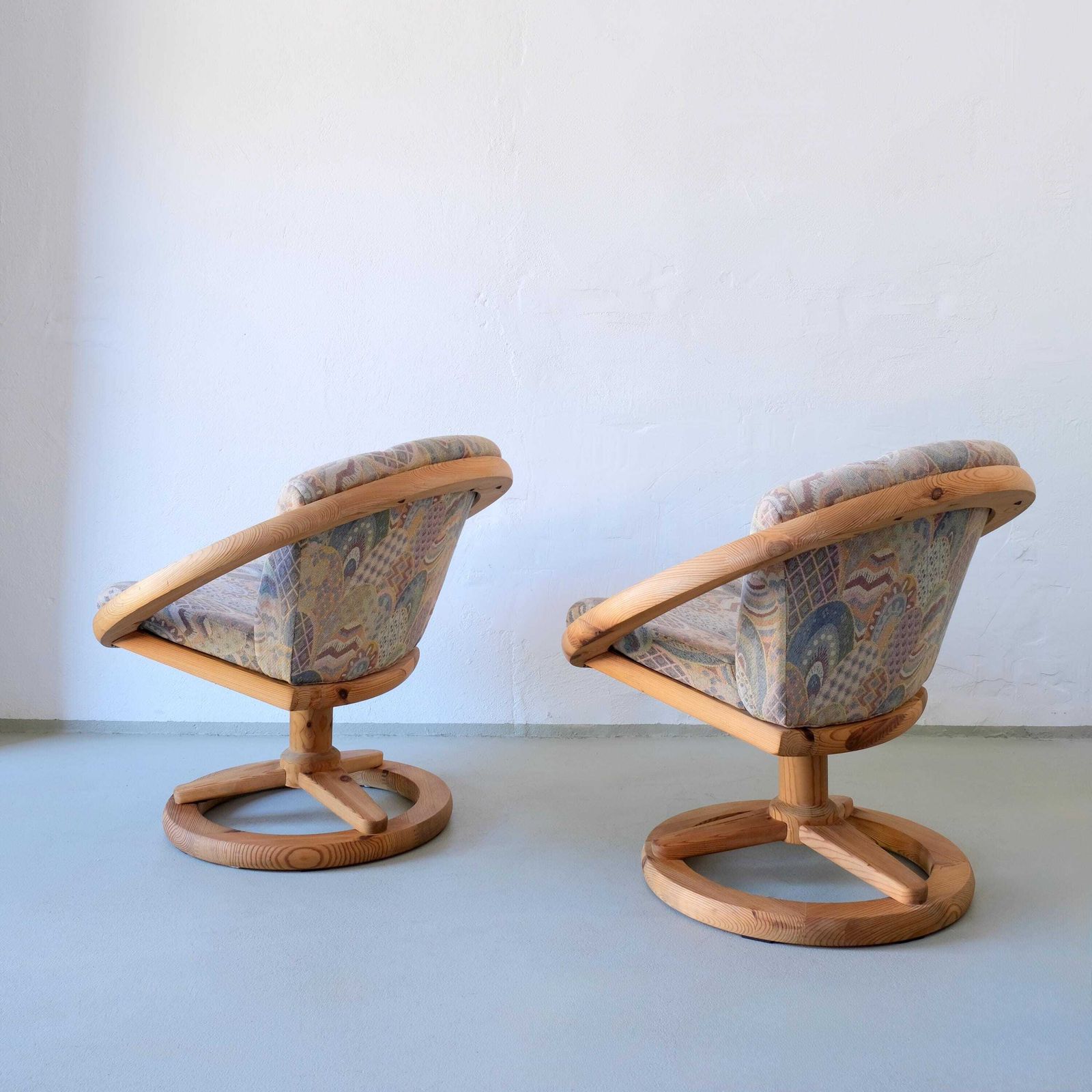 2 Scandinavaanse Grenen Draaistoelen | 1980s. photo for sale