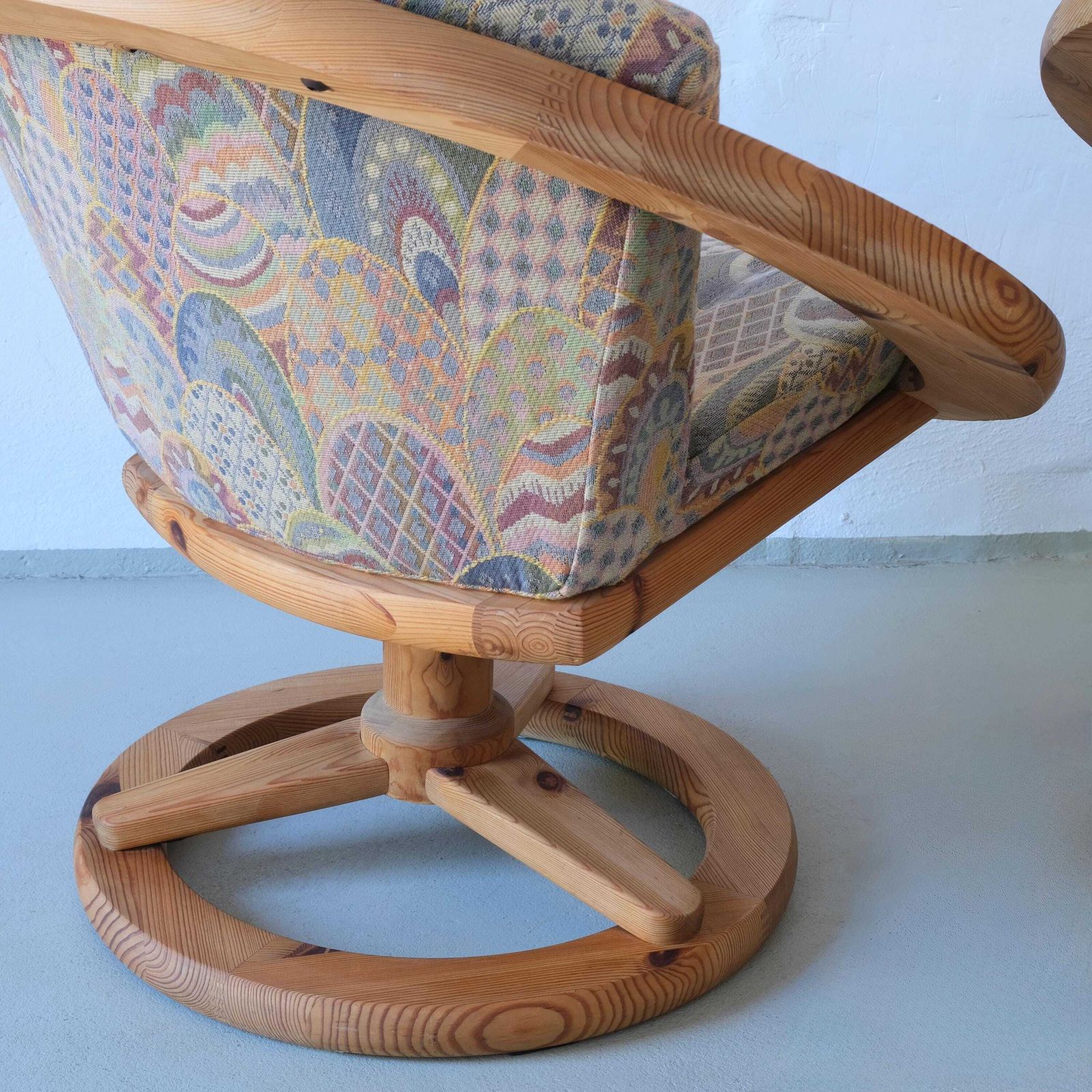 2 Scandinavaanse Grenen Draaistoelen | 1980s. photo vinterior