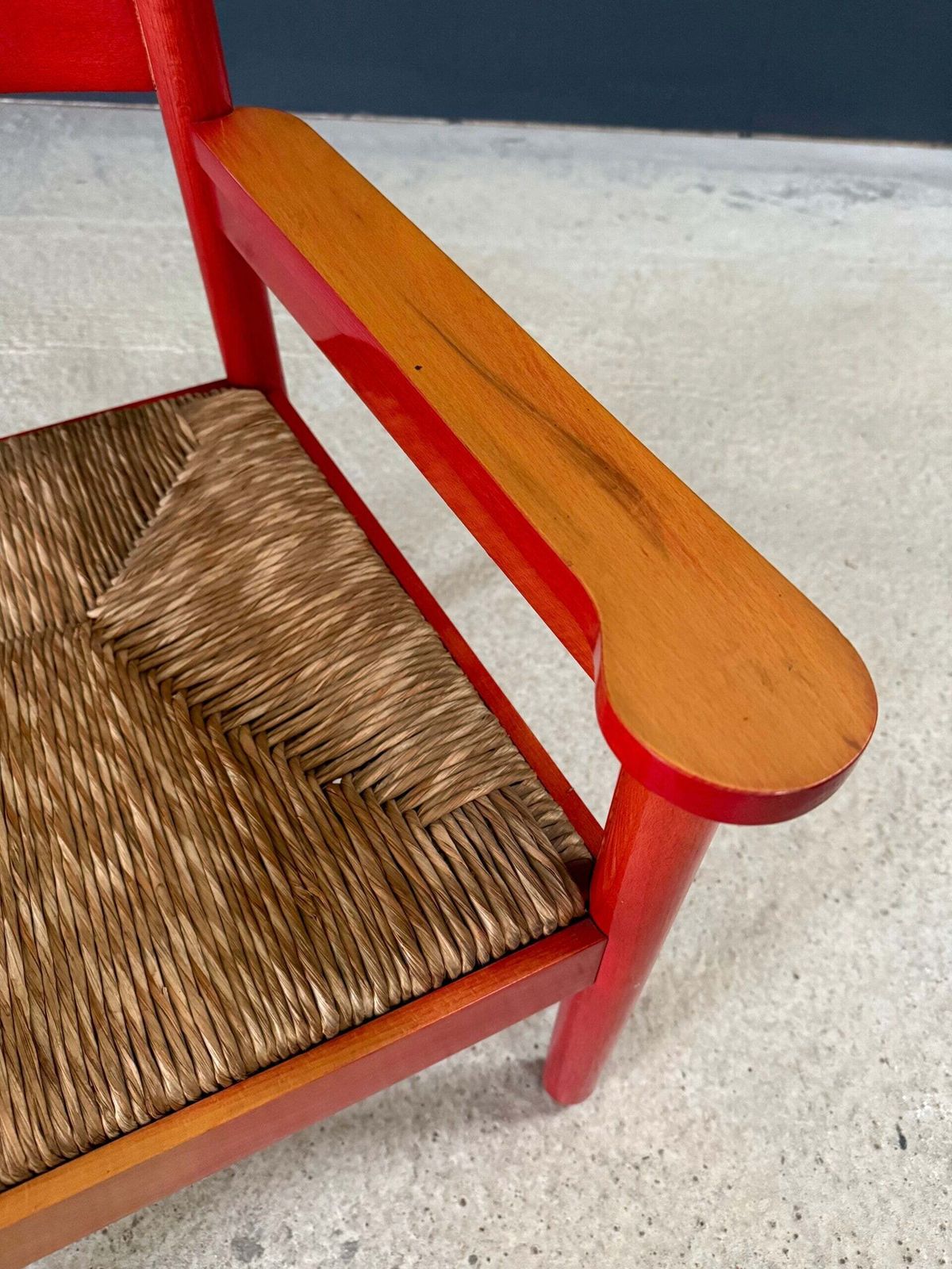 photo buy Mcm Design rode loungestoel van Vico Magistretti