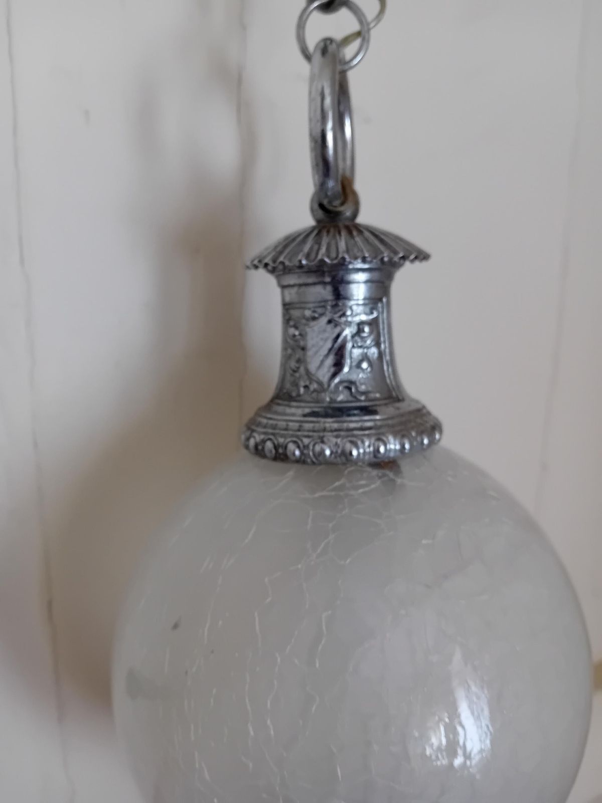 Suspension, lampe à guirlande décor blanc et argent. photo for sale