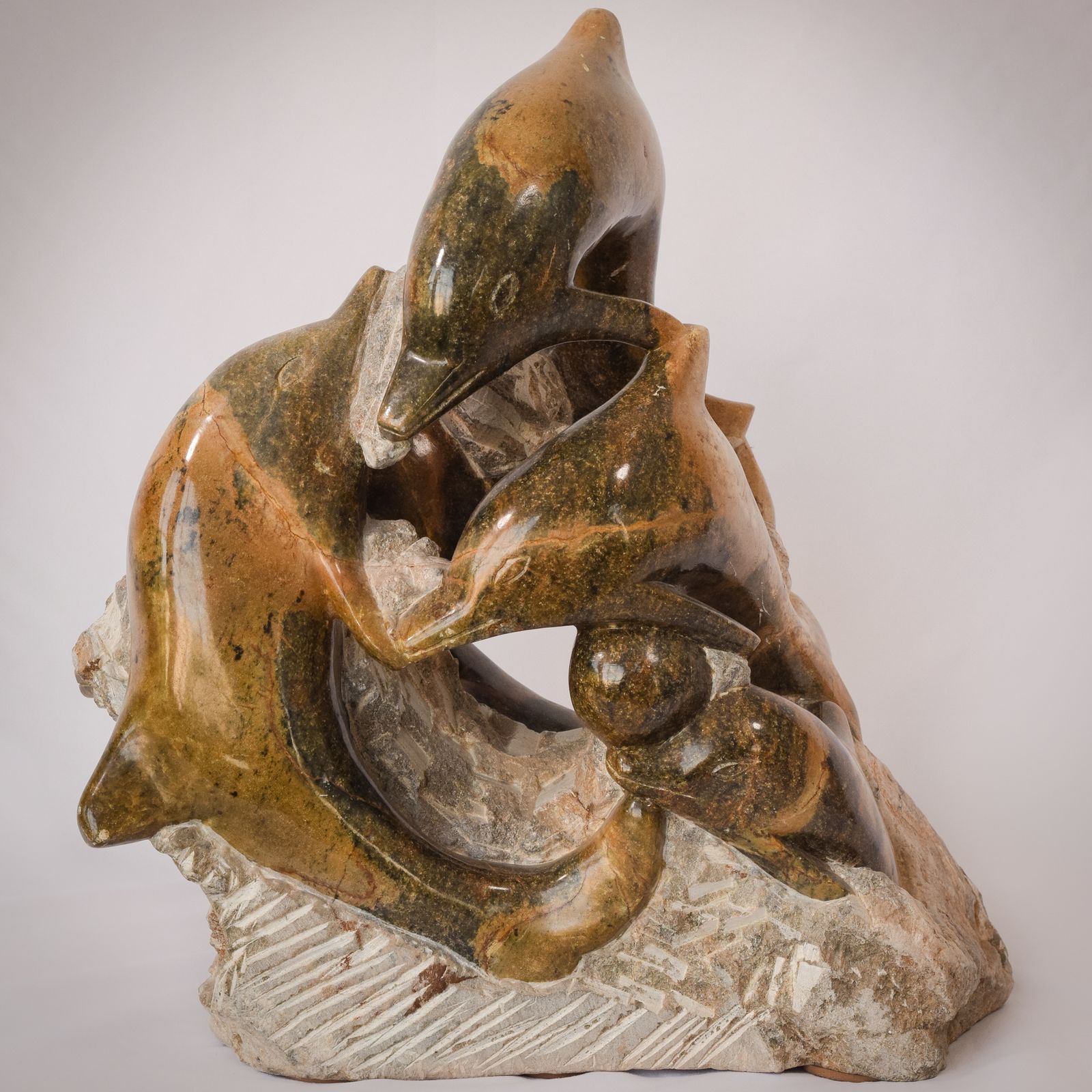 Marmeren sculptuur van dolfijnen, midden 20e eeuw