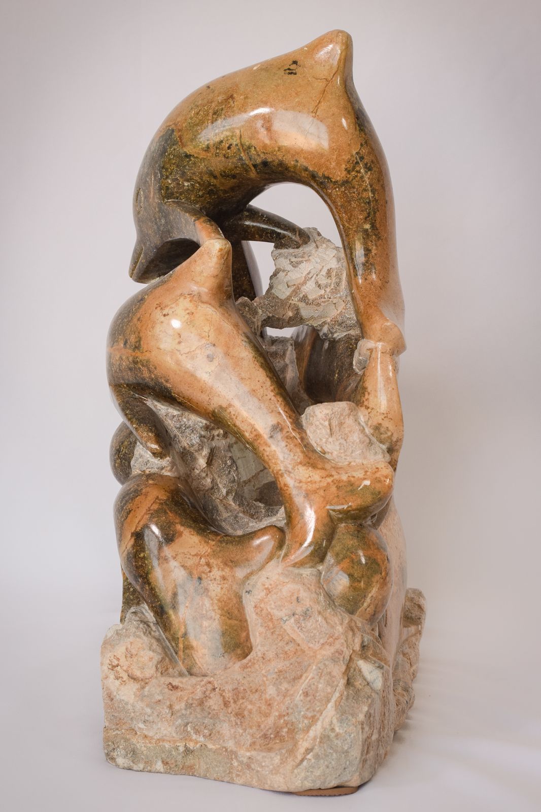 Marmeren sculptuur van dolfijnen, midden 20e eeuw photo furniture