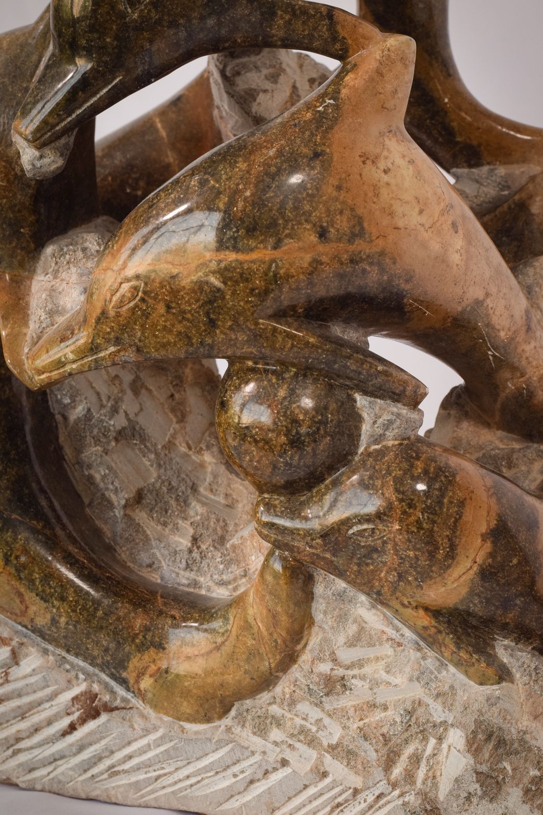 Marmeren sculptuur van dolfijnen, midden 20e eeuw photo Kunst