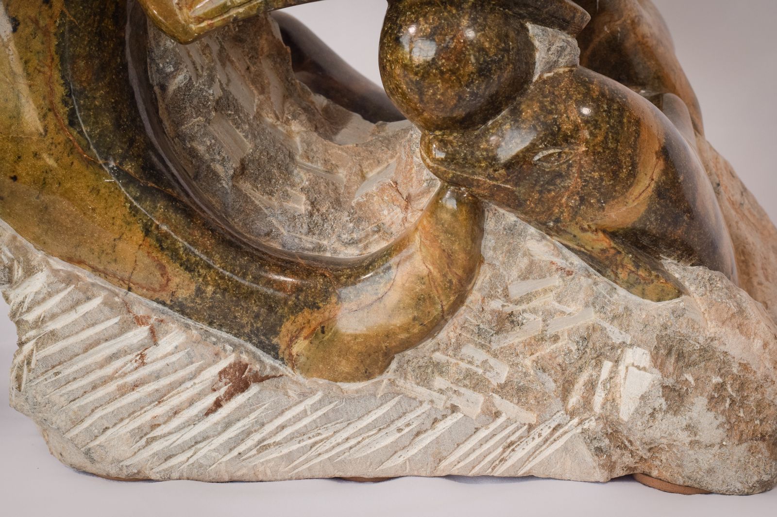 photo furniture Marmeren sculptuur van dolfijnen, midden 20e eeuw