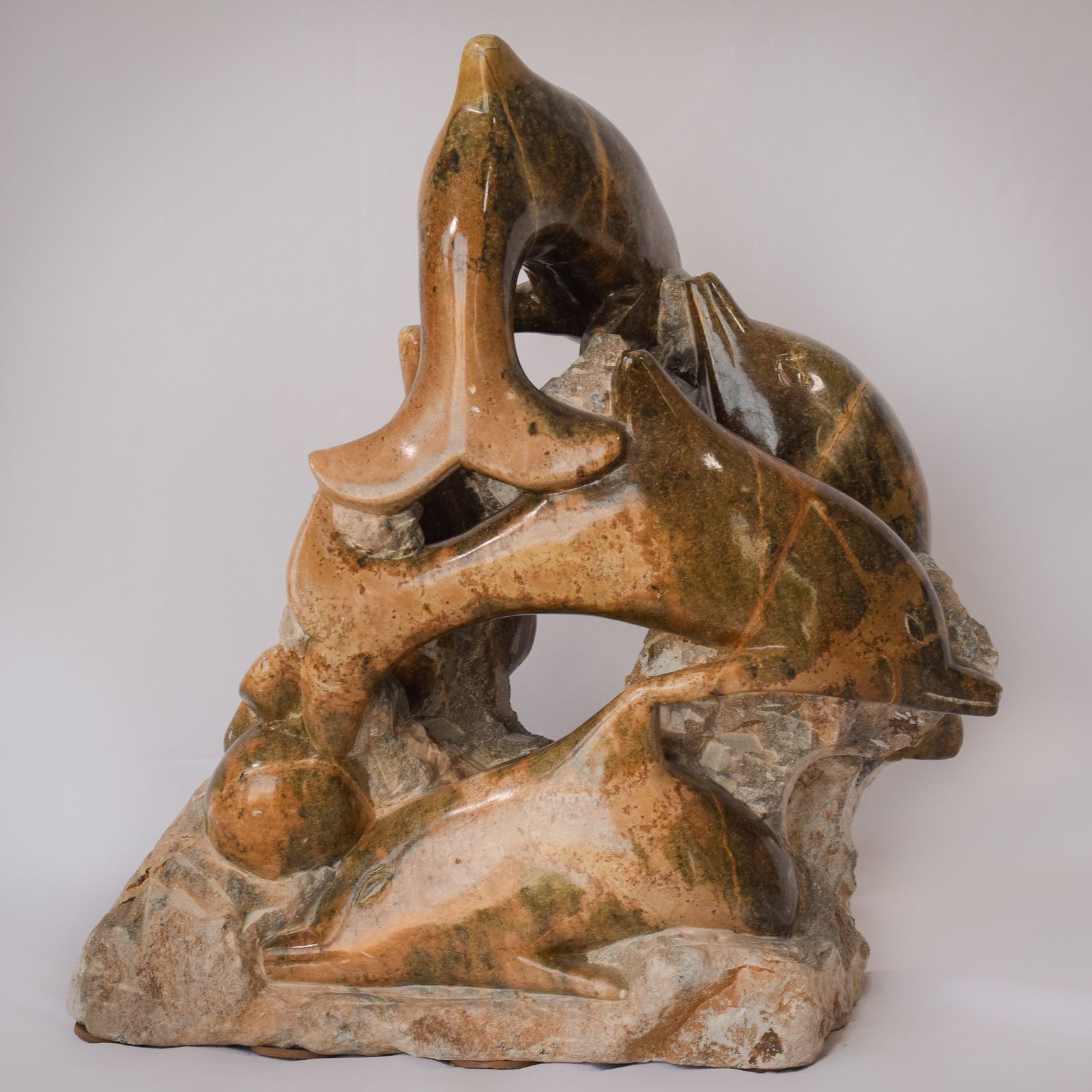 photo buy Marmeren sculptuur van dolfijnen, midden 20e eeuw
