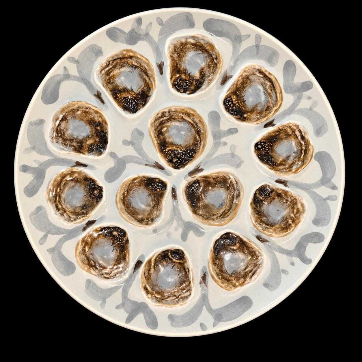 Franse Saint Amand oesterplatter voor 12 oesters, handgeschilderd majolica, jaren 1950, groot serveerbord voor zeevruchten
