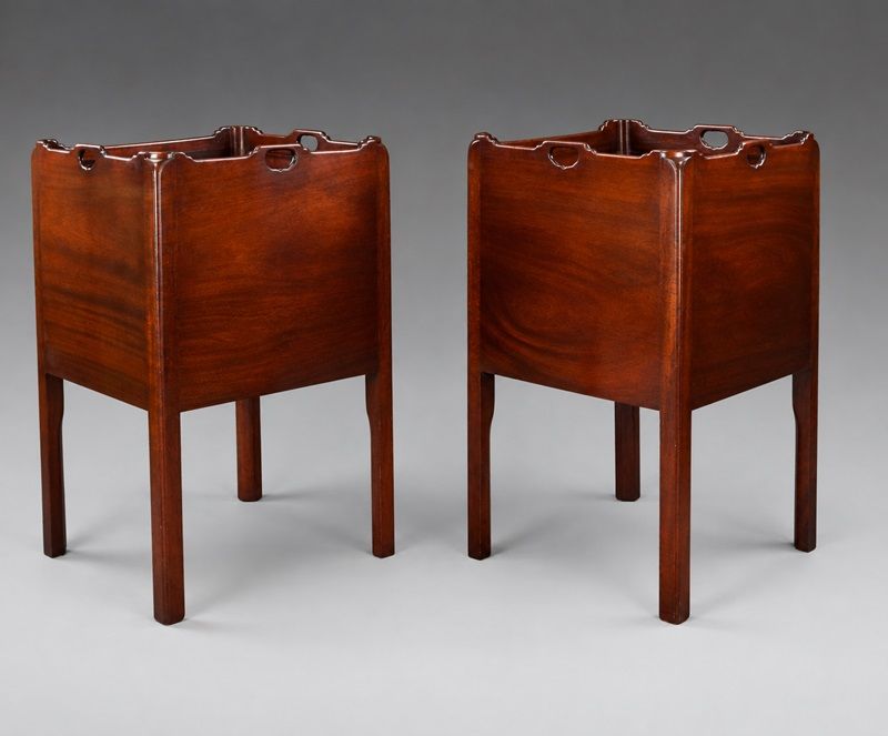 Een paar bedside cupboards in Georgische stijl photo for sale