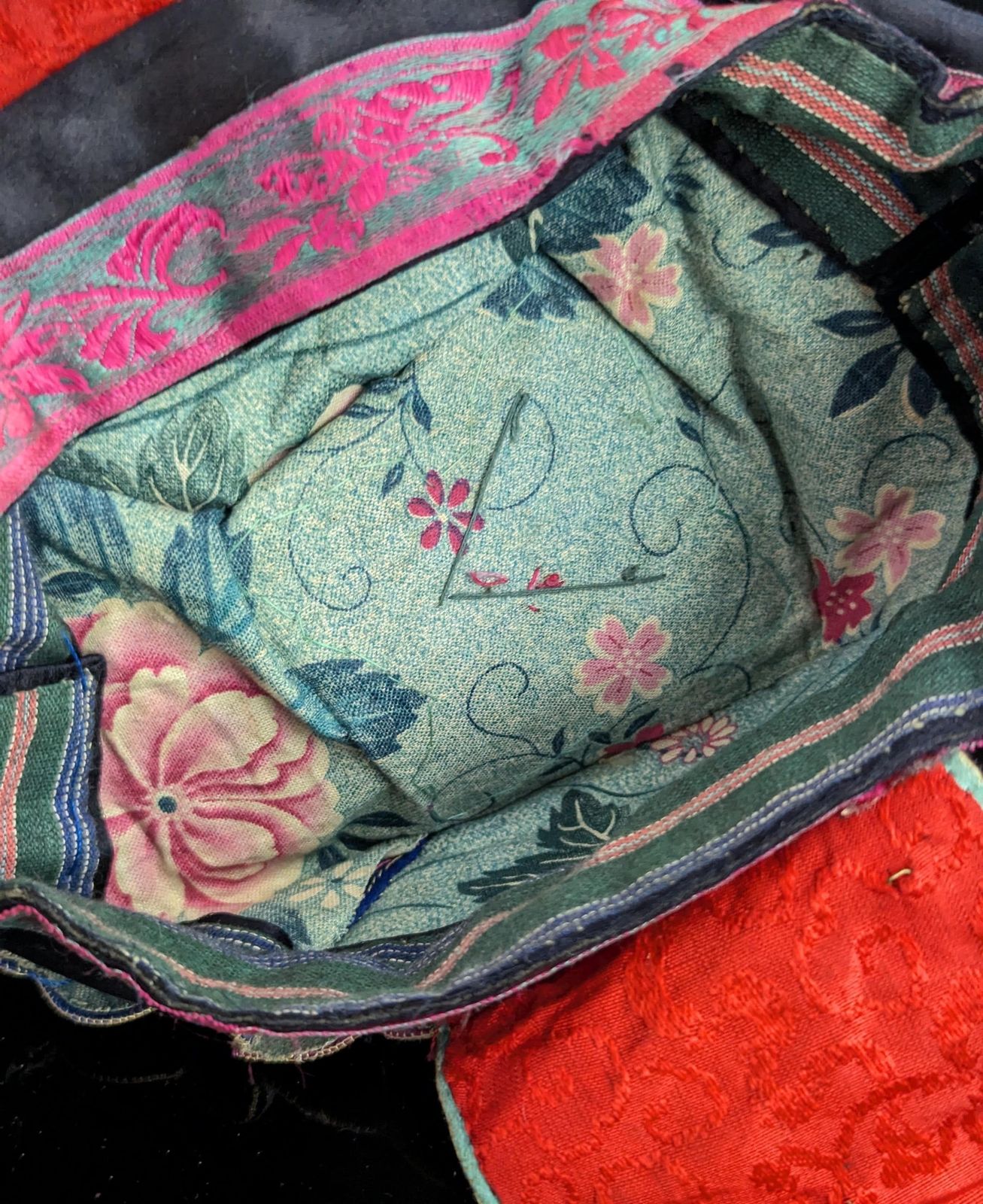 Antiek Chinees feesthoedjes, leeuw, lotusbloem, geborduurd zijde, beschermdier photo Textiel
