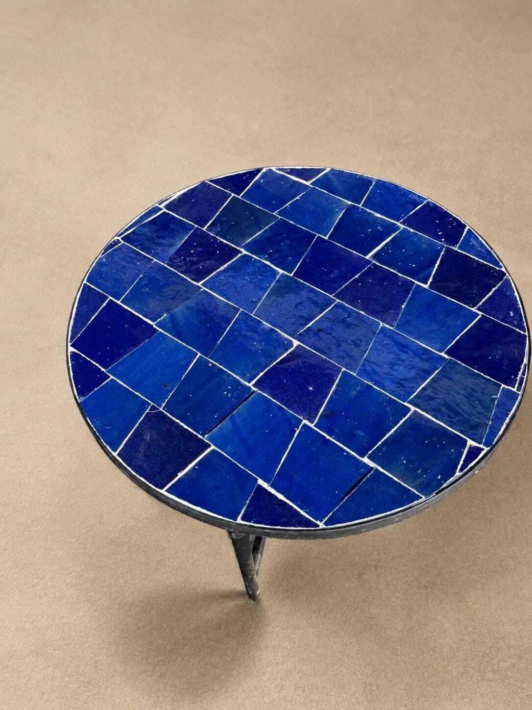 Marokkaanse zellige salontafel, rond blauw mozaïek, handgemaakte tegels, mediterrane woondecoratie