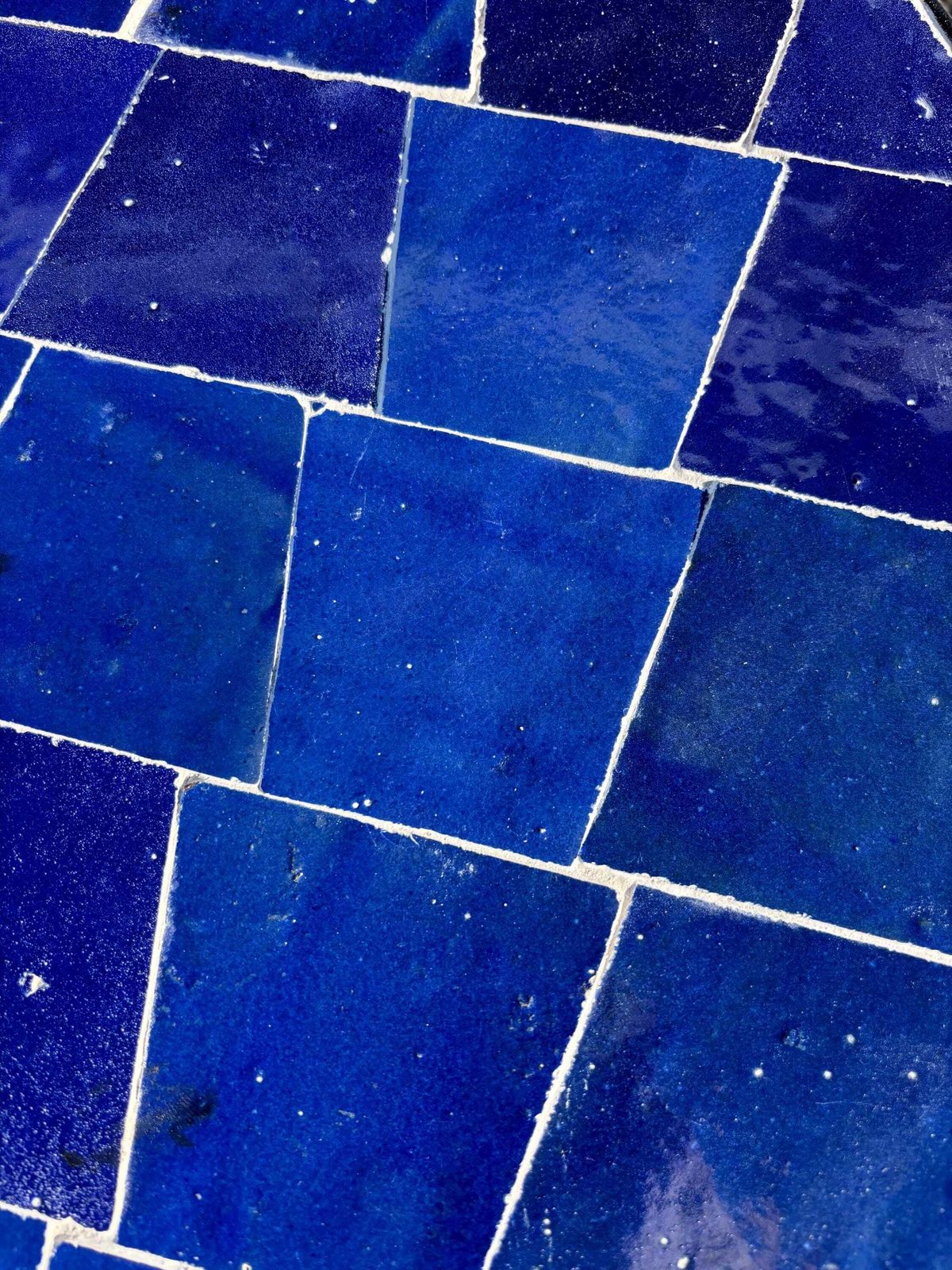 Marokkaanse zellige salontafel, rond blauw mozaïek, handgemaakte tegels, mediterrane woondecoratie photo Meubels