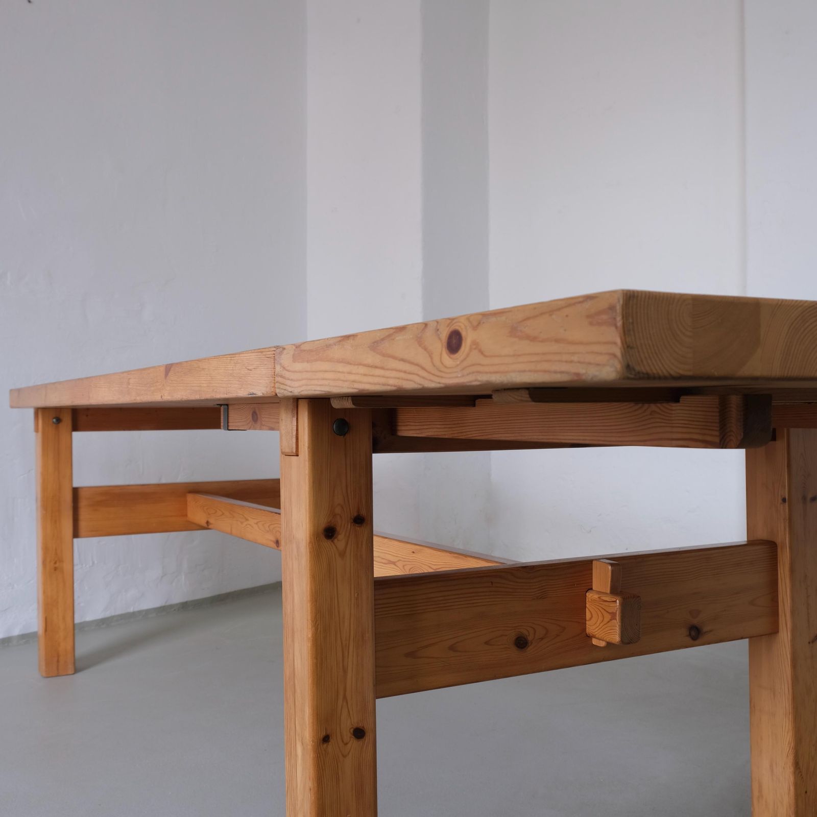 Minimalistische uitschuifbare eettafel van massief grenenhout, jaren 1970 photo for sale