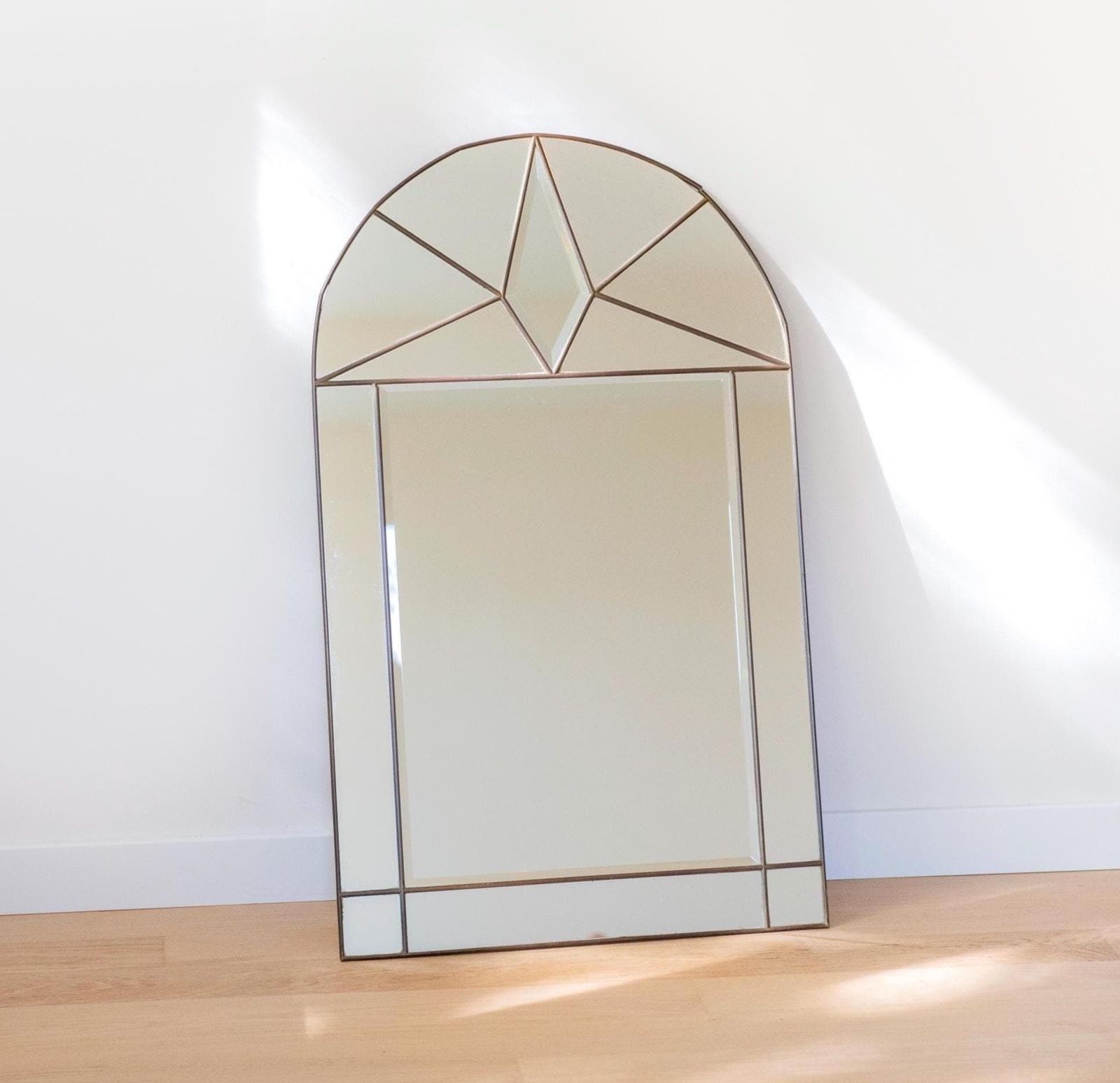 Miroir vintage Art déco Revival   Miroir biseauté à cadre en laiton   Miroir mural géométrique style vitrail