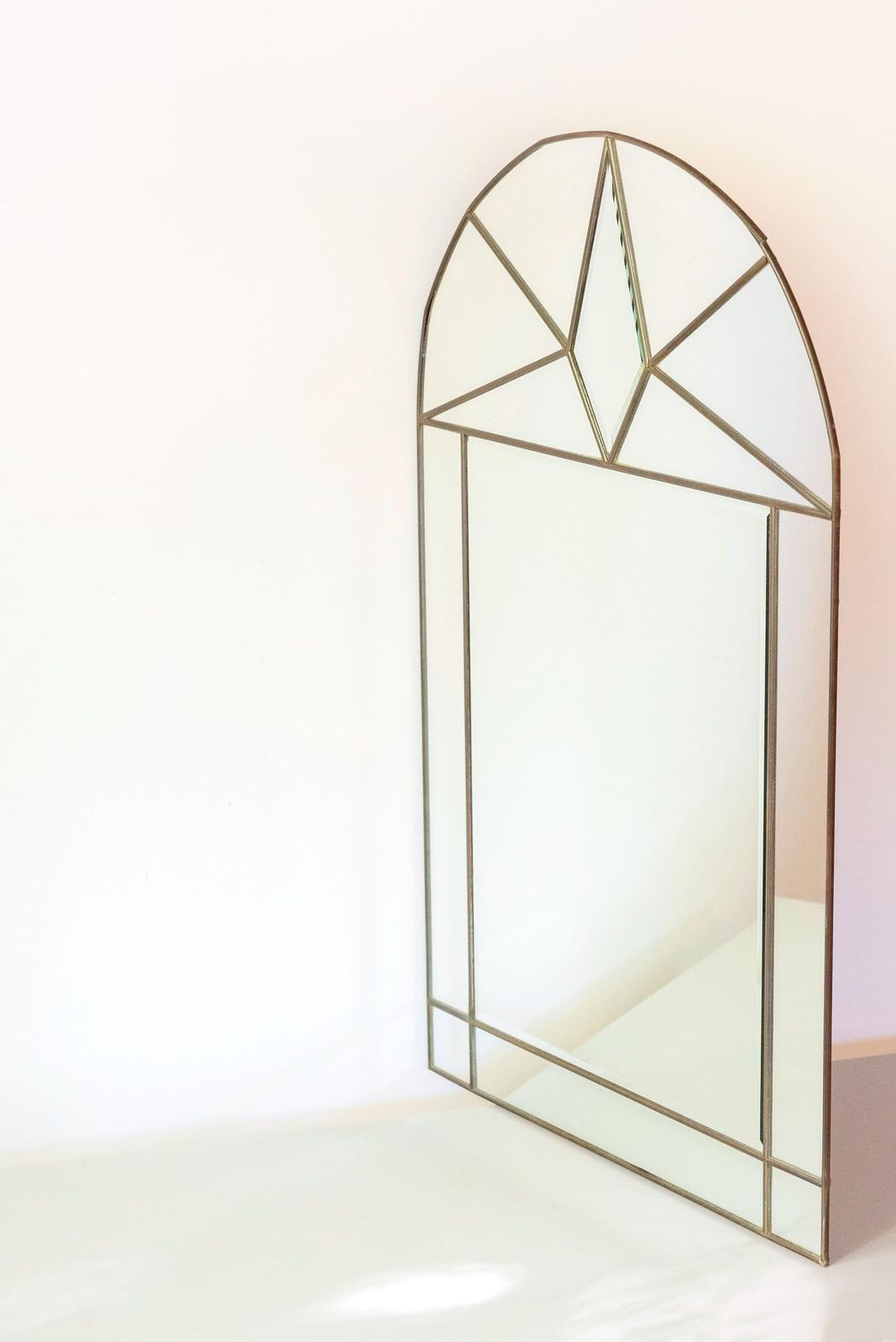 Vintage Art Deco Revival spiegel, messing omlijsting, geslepen glas, geometrische wandspiegel in glas-in-loodstijl photo 449.0