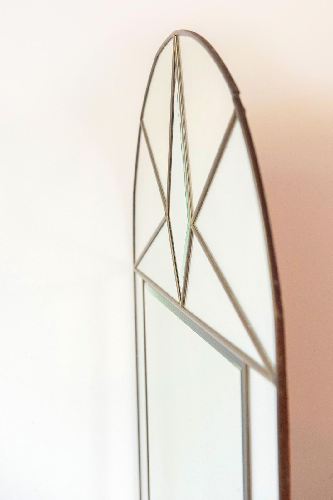 Vintage Art Deco Revival spiegel, messing omlijsting, geslepen glas, geometrische wandspiegel in glas-in-loodstijl photo vinterior