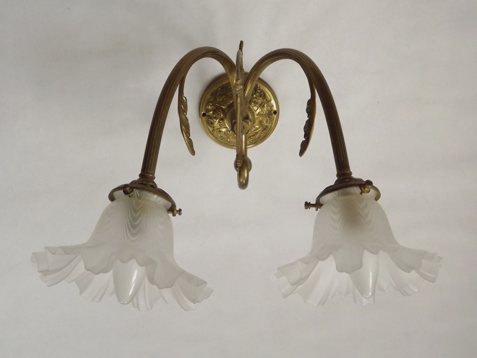 French Vintage Double Brass Wall Light Ornate Scrolled Arms Frilled Glass Shades photo 245.0