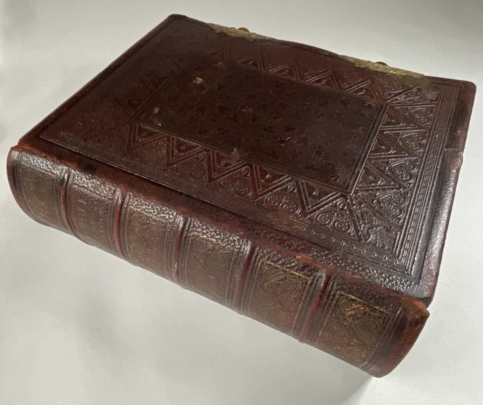 Antieke Victoriaanse familiebijbel met messing sloten (ca. 1870s) | Blackie & Son Folio photo for sale