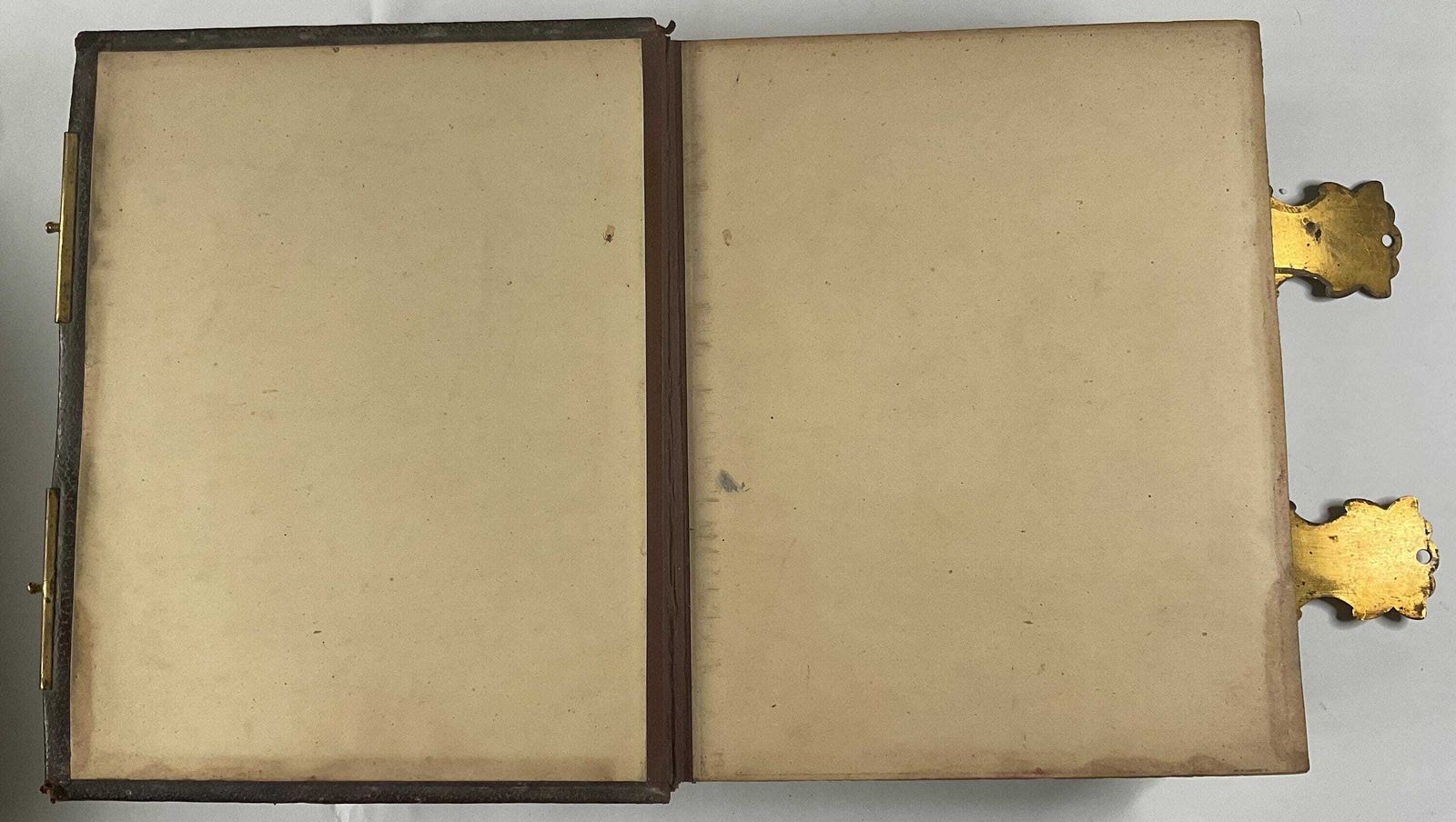 Antieke Victoriaanse familiebijbel met messing sloten (ca. 1870s) | Blackie & Son Folio photo buy