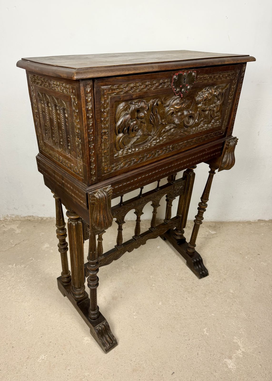 3330.0 Spaanse Bargueño van Gesneden Hout met Figuratieve Decoratie photo