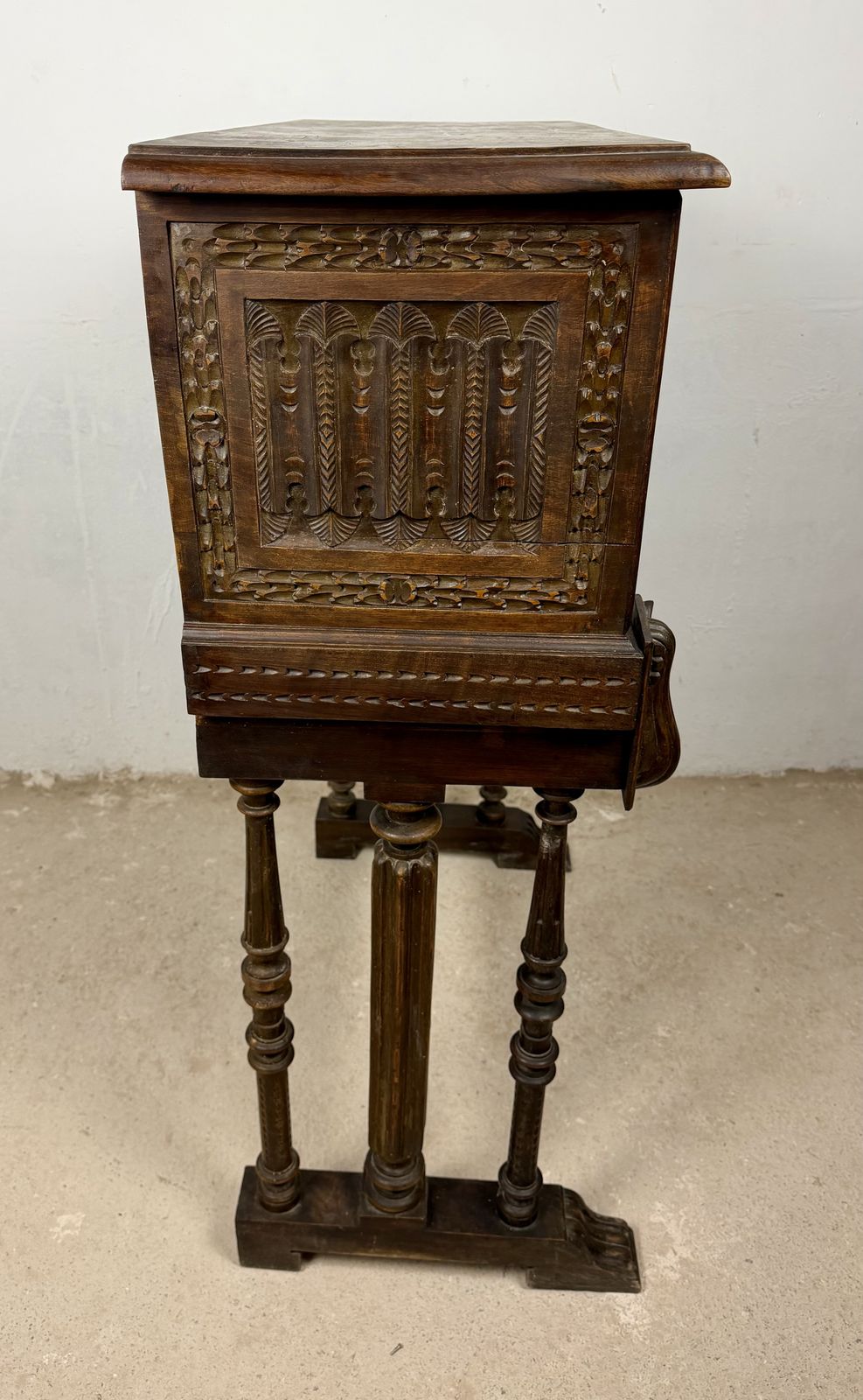 photo vinterior Spaanse Bargueño van Gesneden Hout met Figuratieve Decoratie