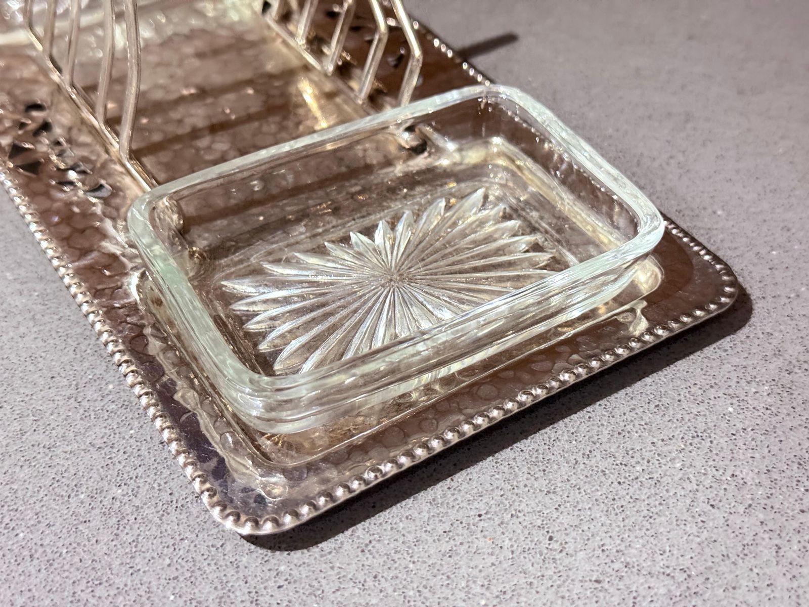 photo for sale Art Deco verzilverde toastrack, bijpassende gehamerde schaal en kristallen boterschaaltjes