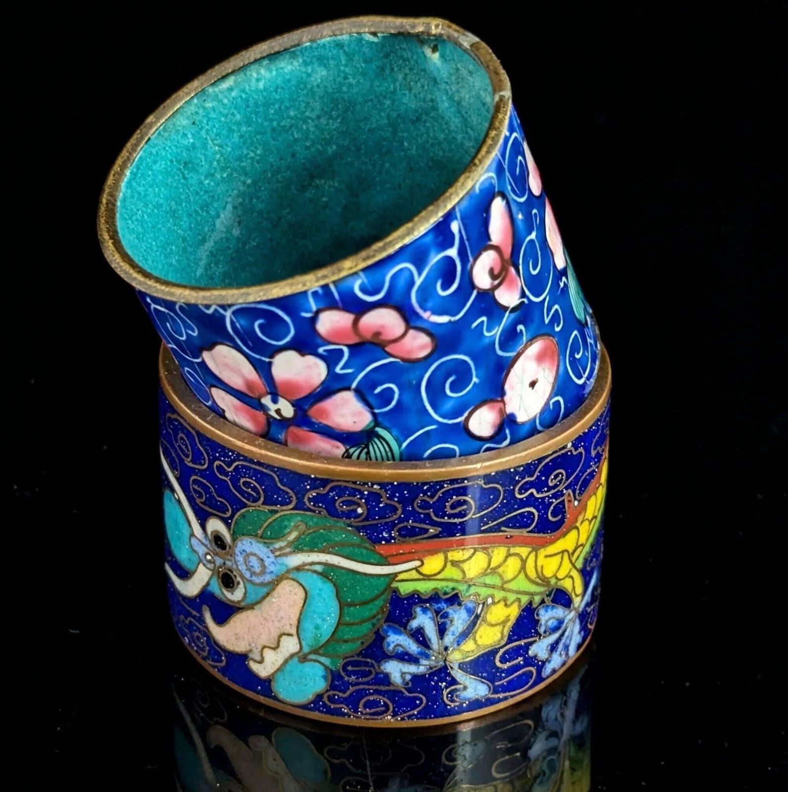 Ronds de serviette d'époque chinois en émail cloisonné, paire, dragon et fleurs photo furniture