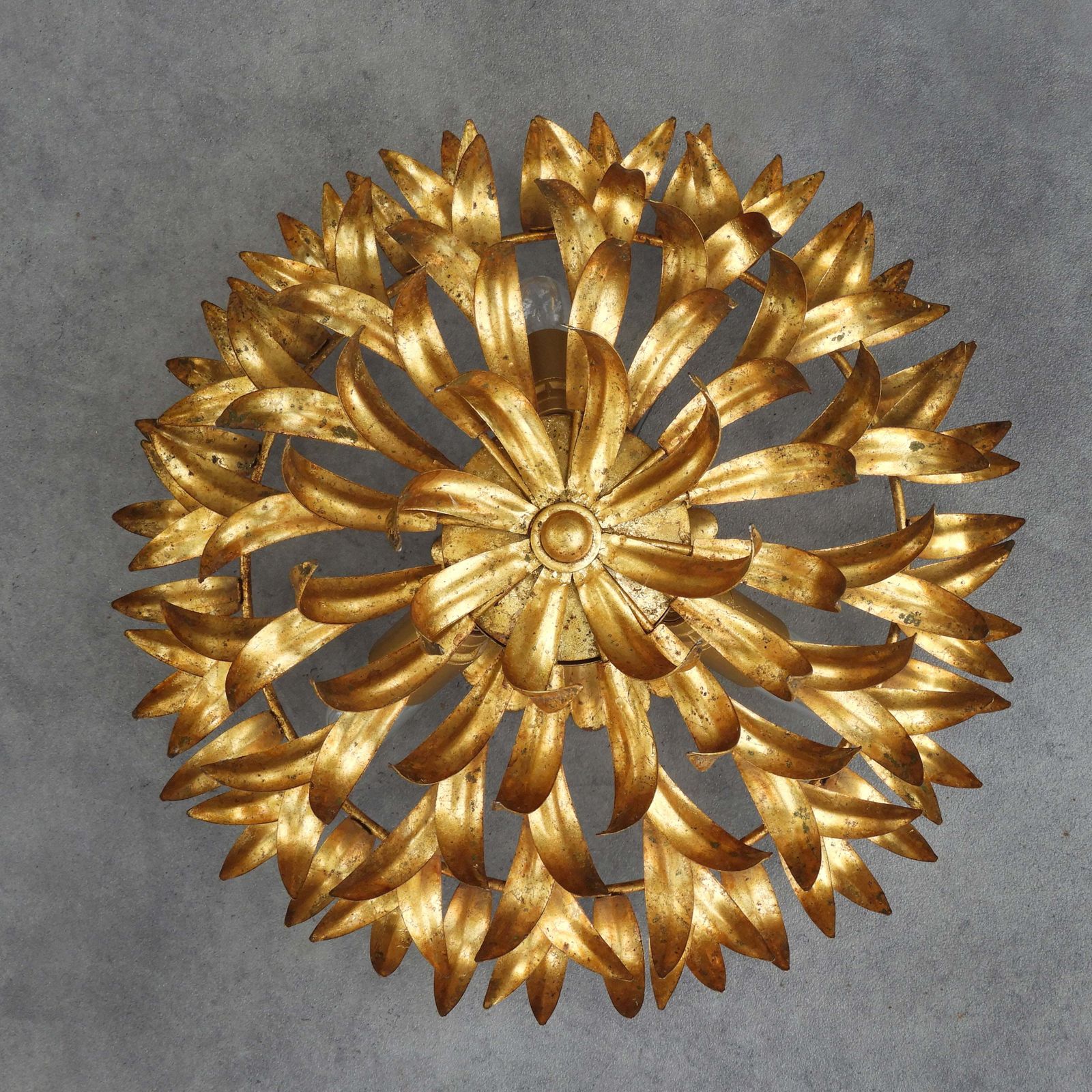 Spaanse mid-century vergulde ijzeren bladeren plafondlamp, ca. jaren 1950 photo furniture