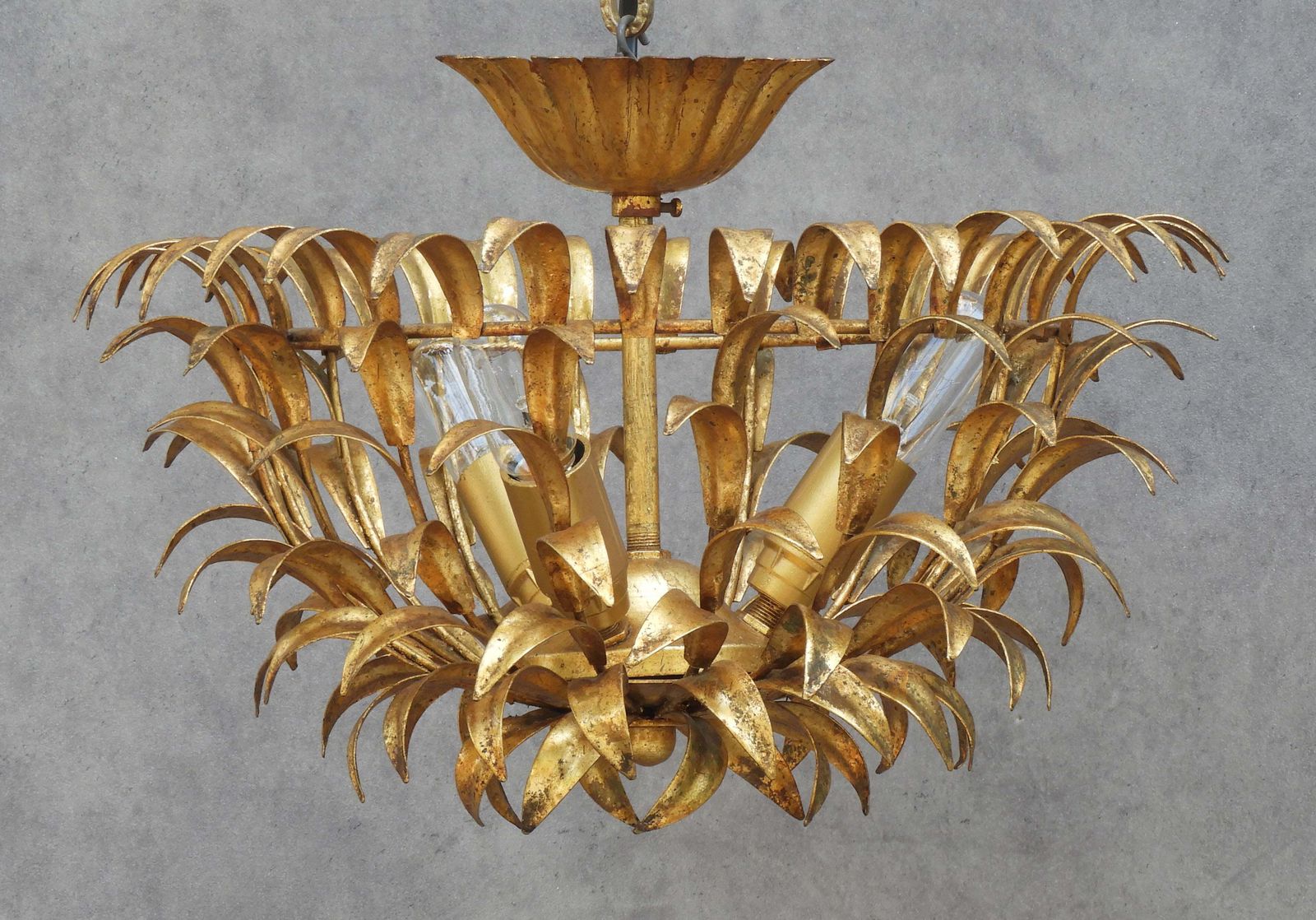 Spaanse mid-century vergulde ijzeren bladeren plafondlamp, ca. jaren 1950 photo vinterior