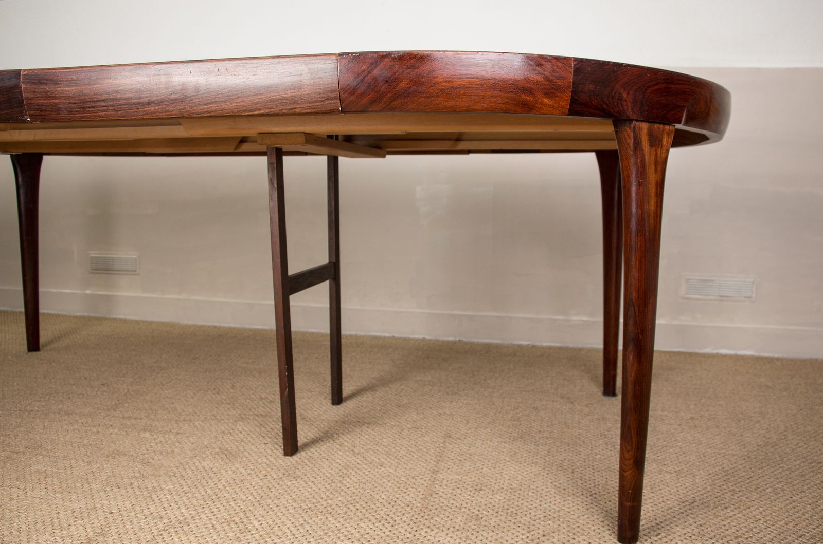 photo buy Table à manger danoise extensible en palissandre par Ib Kofod Larsen pour Faarup Møbelfabrik, 1960.