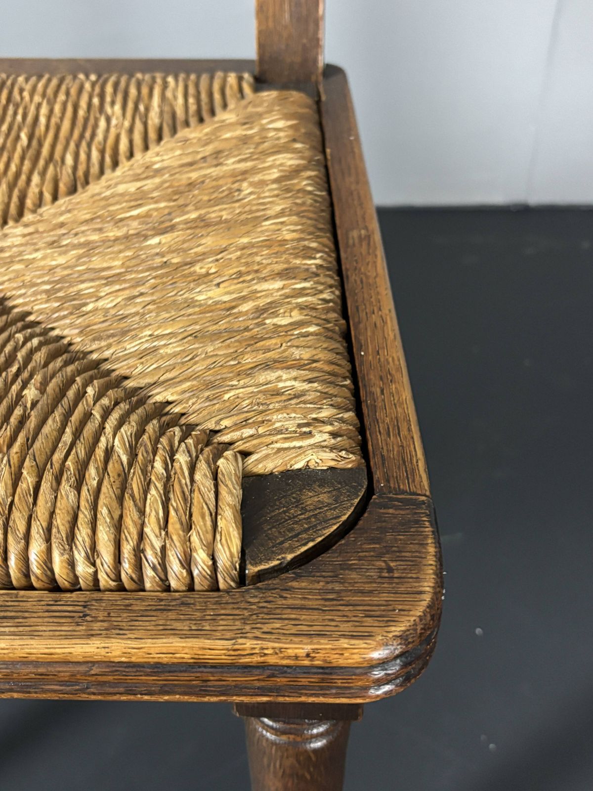 photo vintage 6 chaises à manger rustiques en bois, pieds tournés et assise en jonc