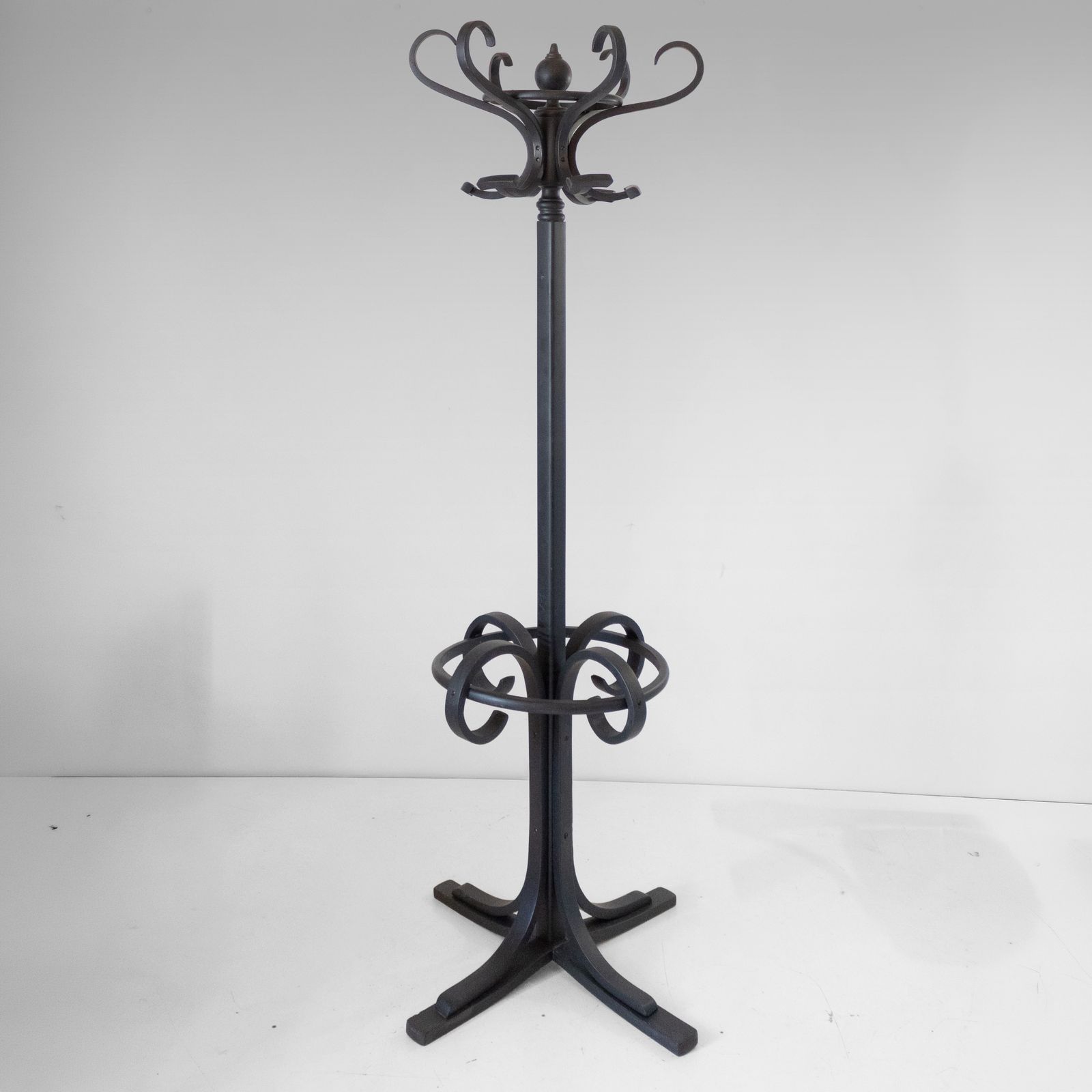 Antieke gebogen houten kapstok in de stijl van Thonet, ca. 1900 photo furniture