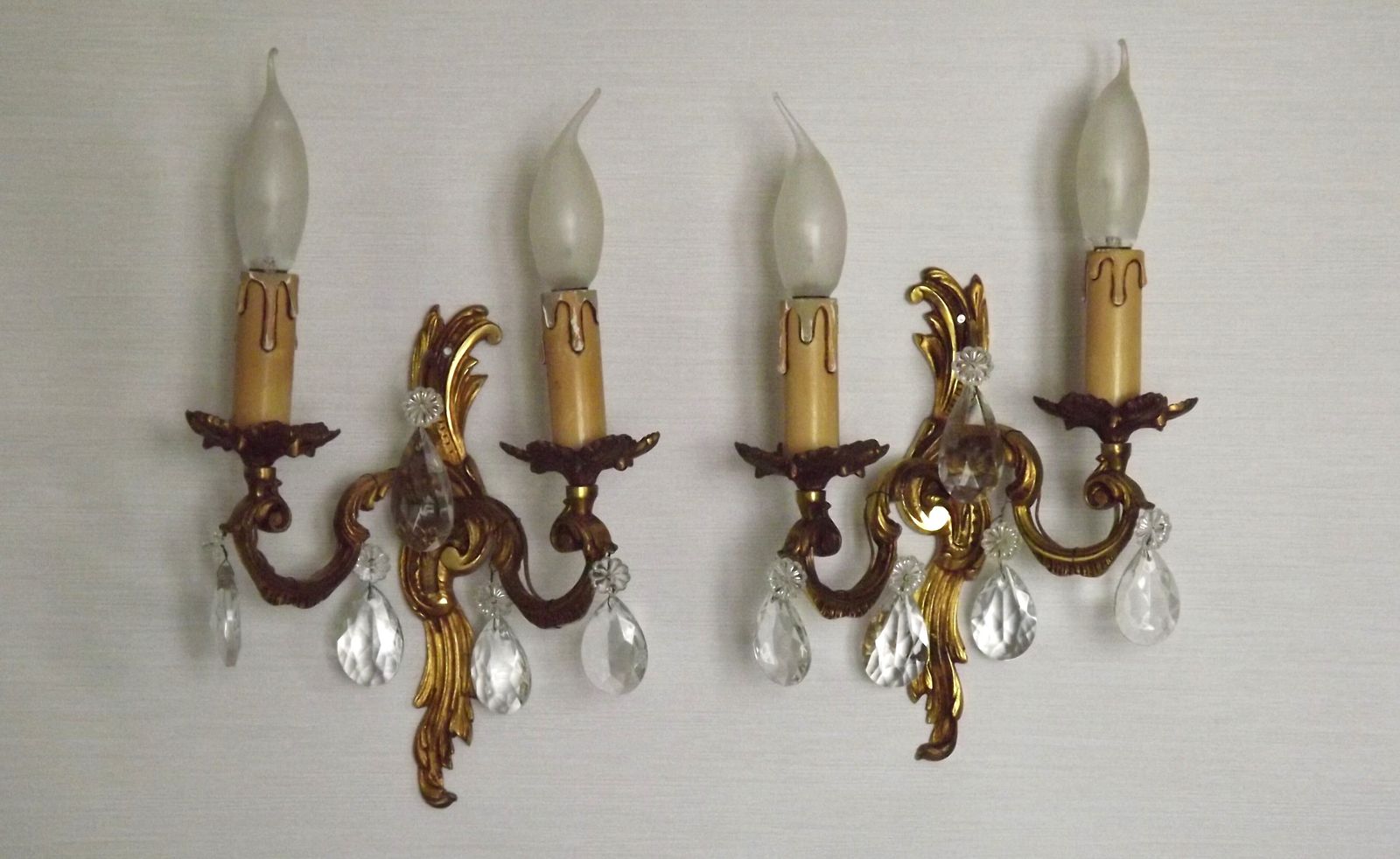 Paar vintage Franse bronzen kristallen wandlampen, acanthusbladontwerp photo vinterior