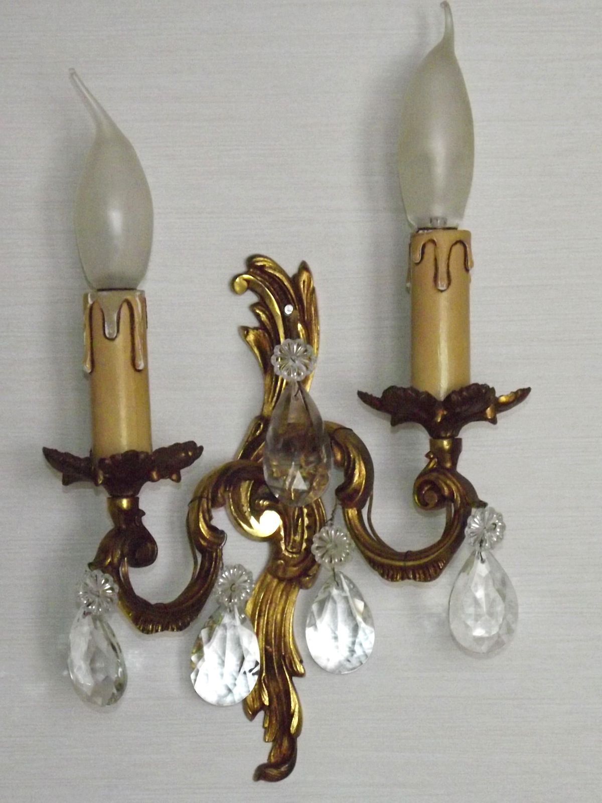Paar vintage Franse bronzen kristallen wandlampen, acanthusbladontwerp photo buy