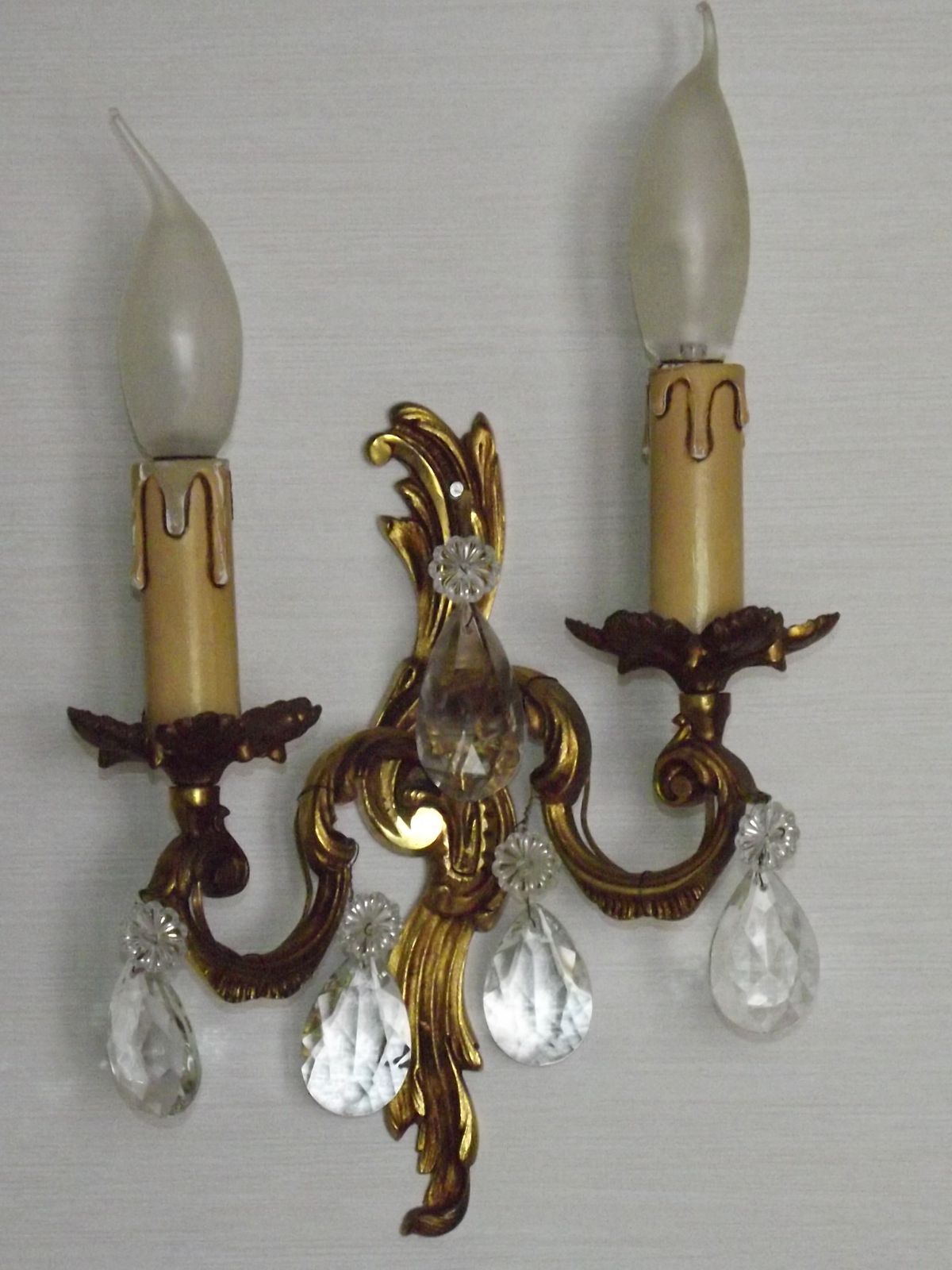 Paar vintage Franse bronzen kristallen wandlampen, acanthusbladontwerp photo vintage