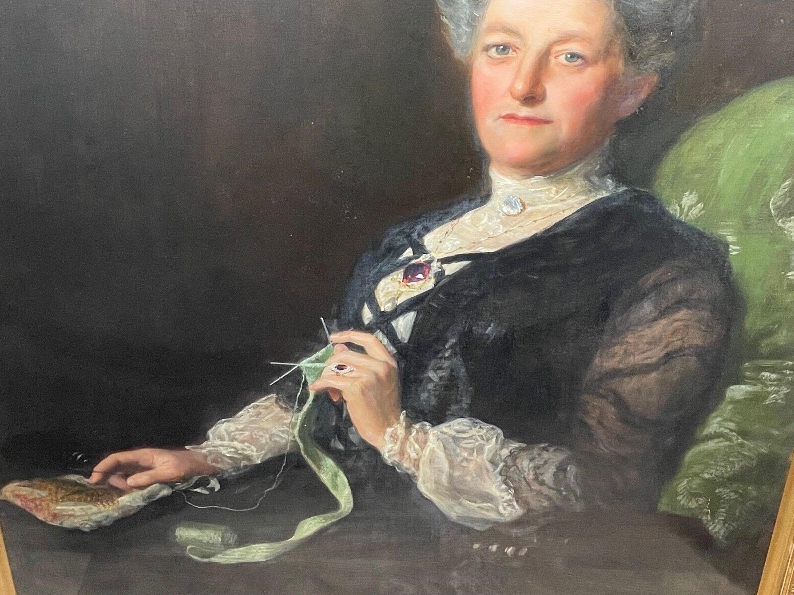 photo buy Groot laat-Victoriaans olieverfportret, toegeschreven aan John Maler Collier - dame breiend, mogelijk Lady Laing, ca. 1893-1900