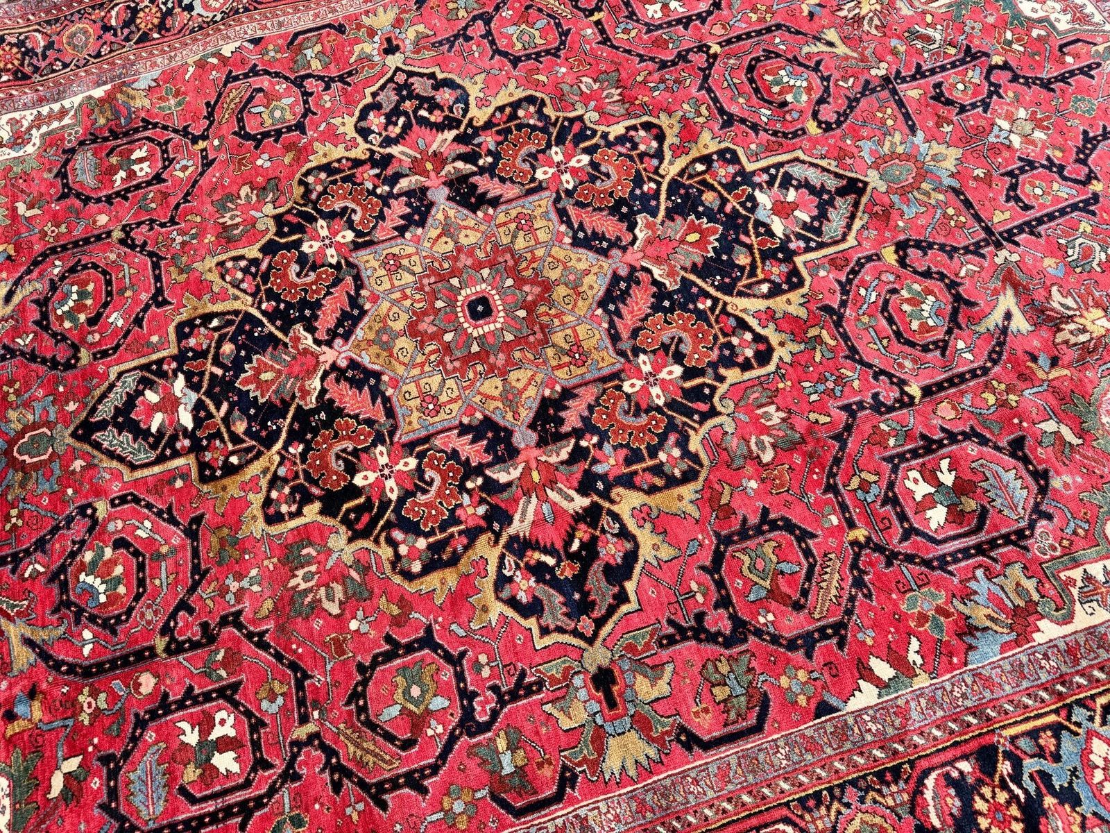 Textiles Antique Heriz Carpet 3.68m X 2.65m photo