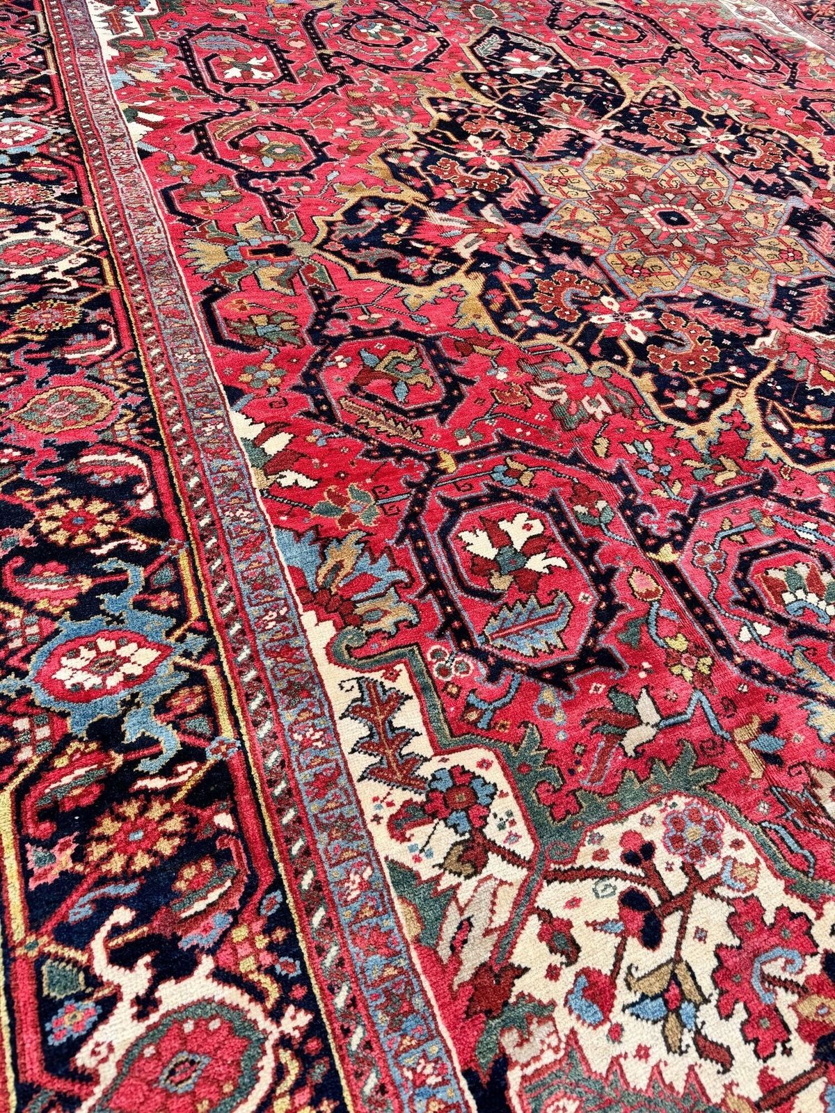 photo vintage Antique Heriz Carpet 3.68m X 2.65m