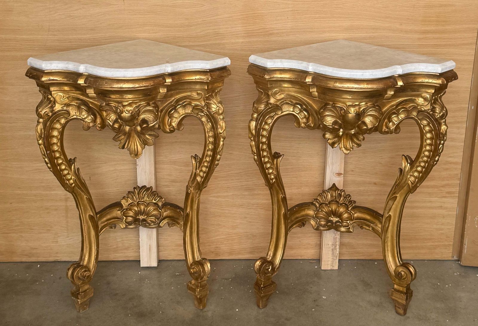 Paire de consoles d'angle d'époque de style Rococo en bois doré, plateau en marbre photo Mobilier