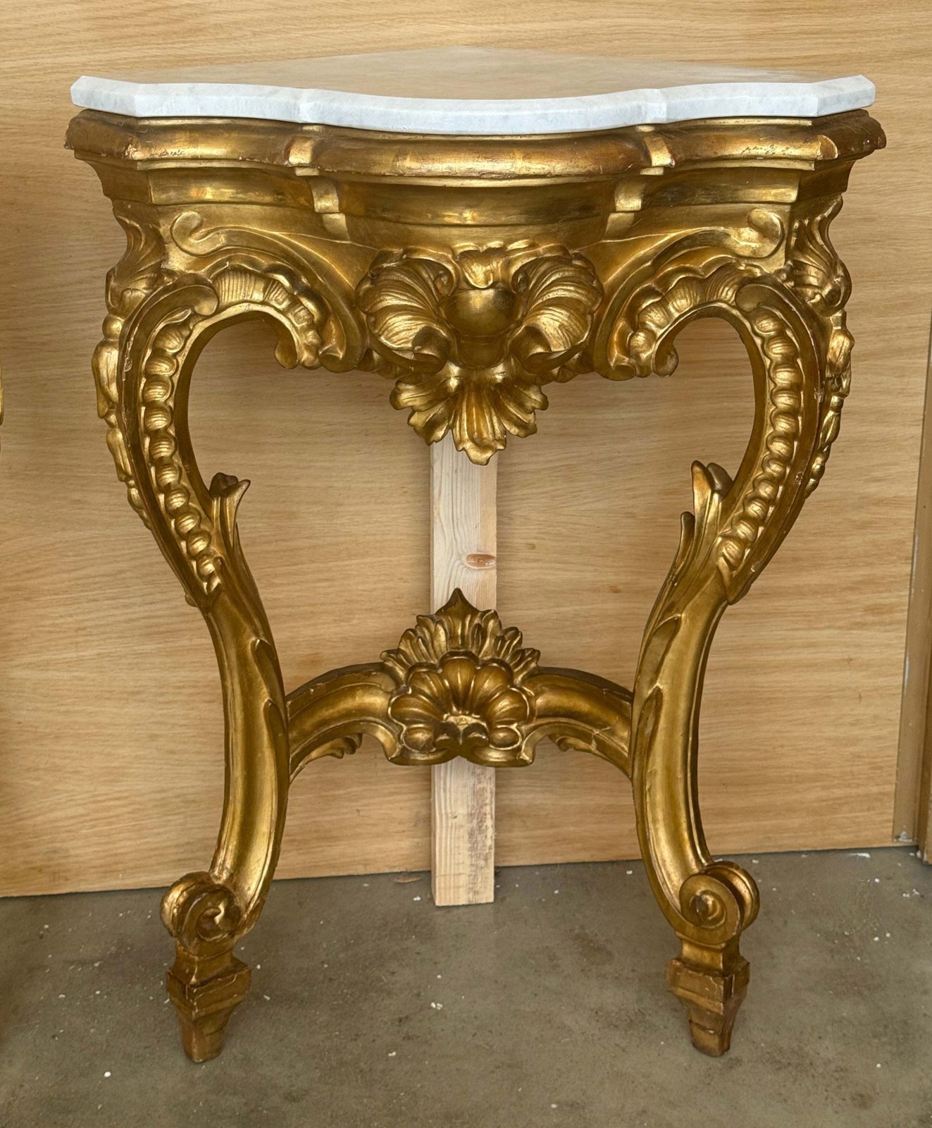 Paire de consoles d'angle d'époque de style Rococo en bois doré, plateau en marbre photo vinterior