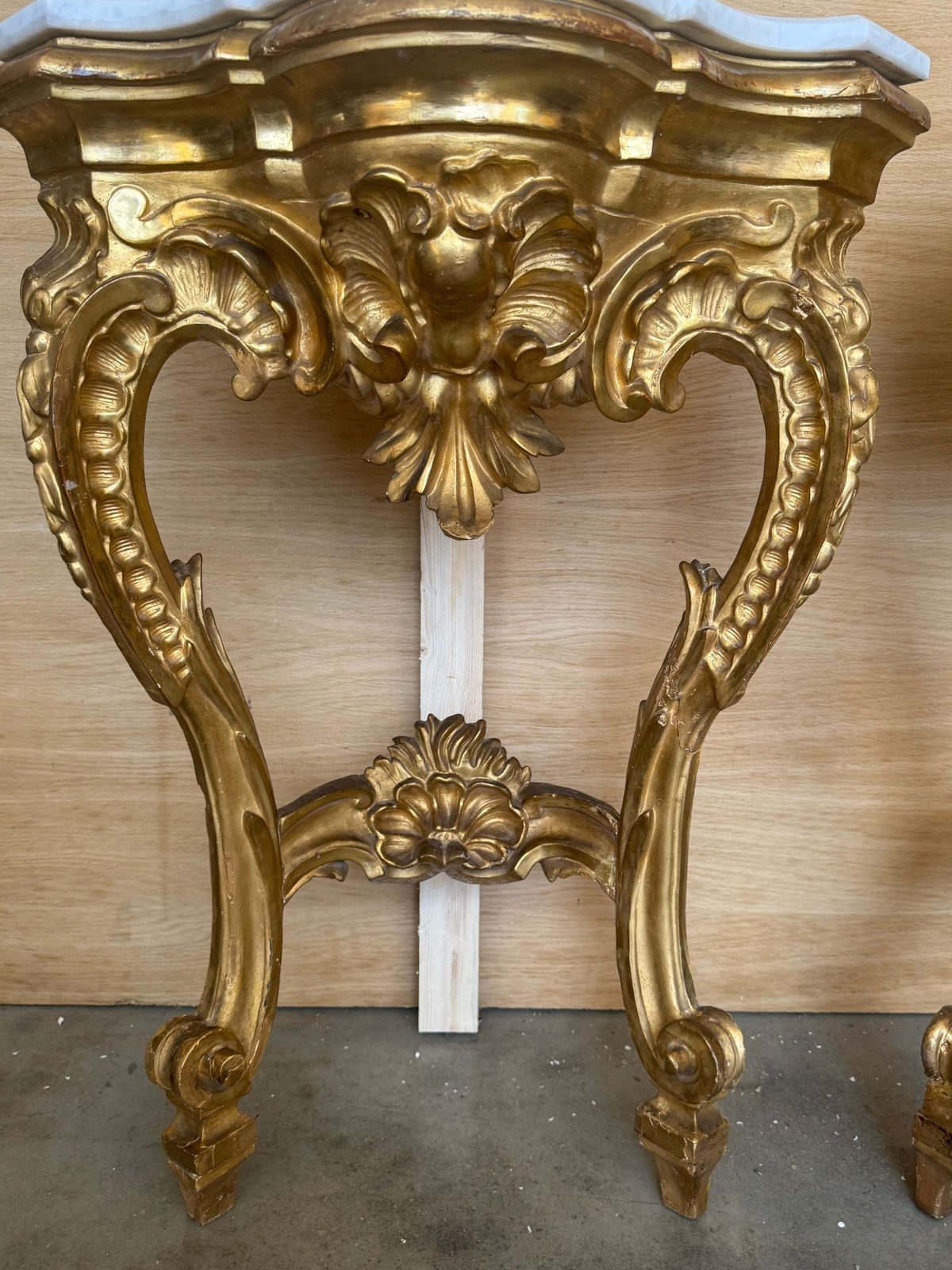 Paire de consoles d'angle d'époque de style Rococo en bois doré, plateau en marbre photo buy