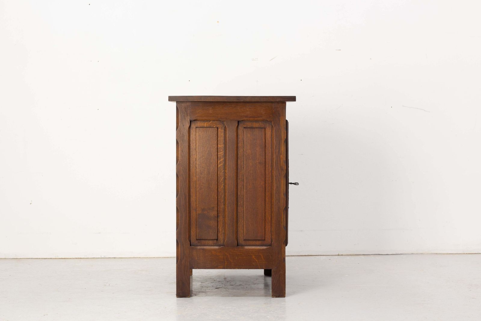 Petit buffet français en chêne sculpté, de style Charles Dudouyt, vers 1960 photo Mobilier
