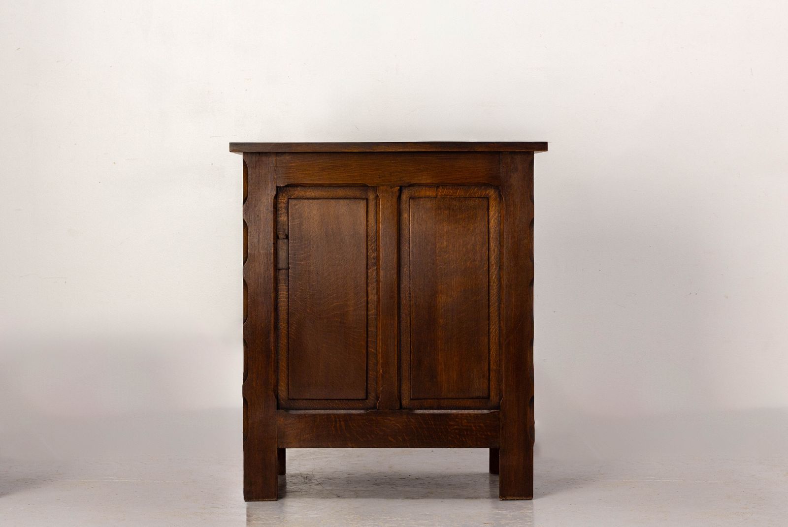 Klein Frans bijzetkastje, gesneden eiken, in de stijl van Charles Dudouyt, ca. 1960 photo 1629.0