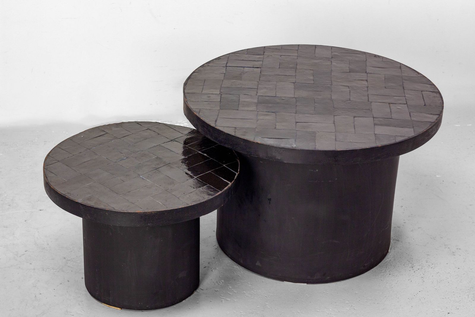 Paire de tables basses gigognes en zellige noir, Maroc, vers 1960 photo furniture
