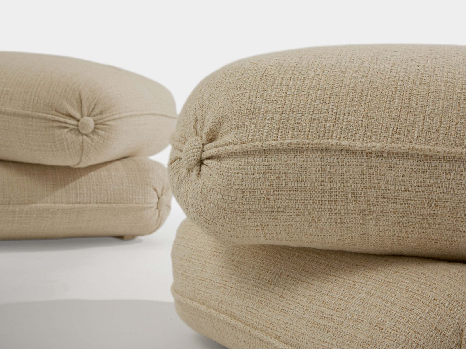 Paire de poufs Jacques Charpentier pour Maison Jansen, lin brodé, années 1970 photo vinterior